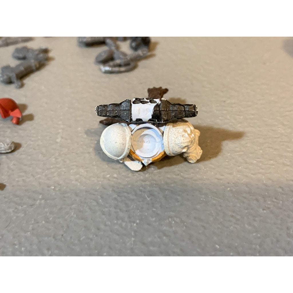 A22913 WARHAMMER 40K SPACE MARINES SPACE WOLVES BITS LOT WOLF TAILS HEADS