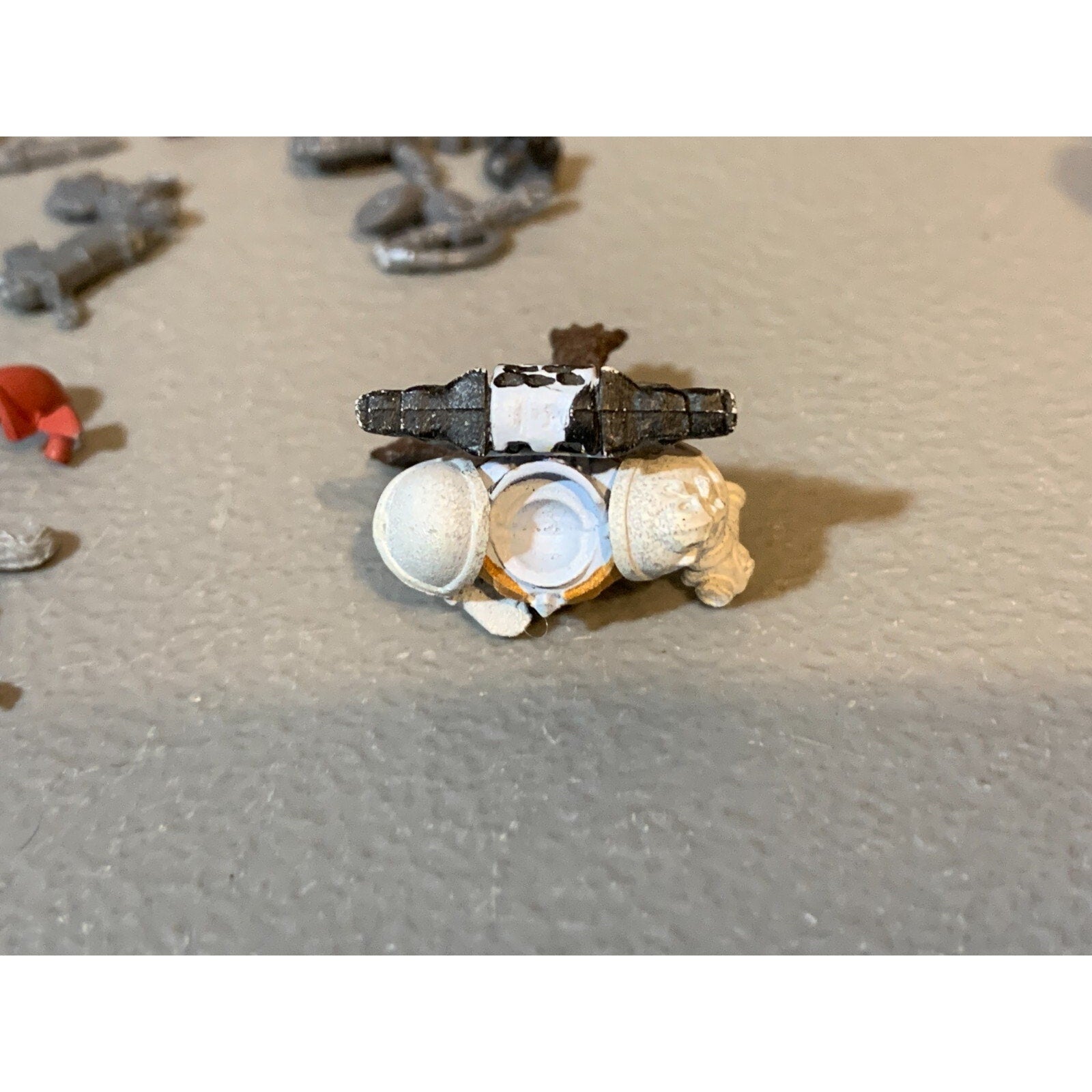 A22913 WARHAMMER 40K SPACE MARINES SPACE WOLVES BITS LOT WOLF TAILS HEADS
