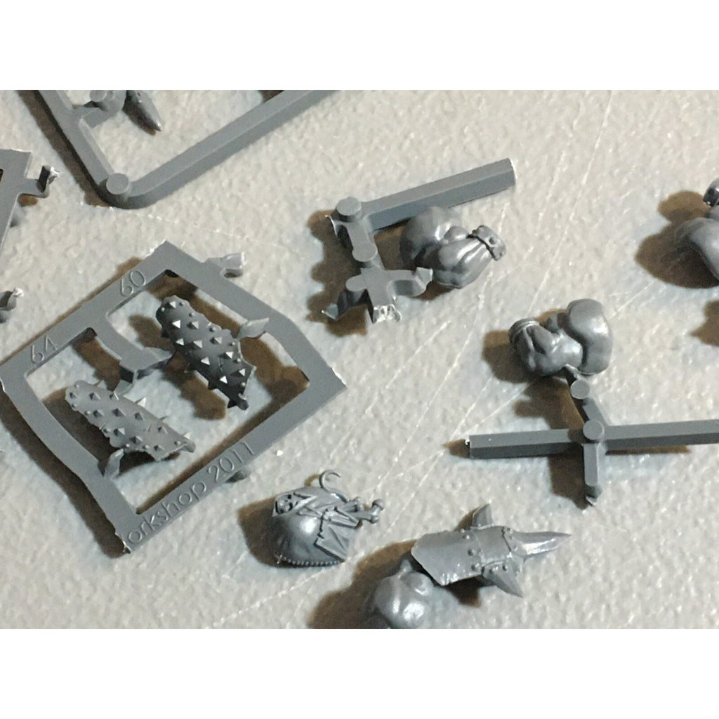 A23589 WARHAMMER AOS FANTASY OGRE KINGDOMS MAWTRIBES BITS ON SPRUE LOT ARMS EXTR