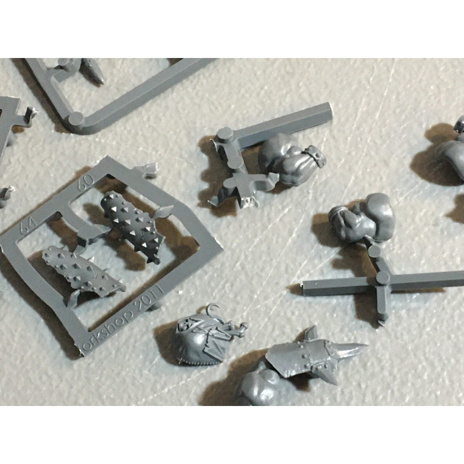 A23589 WARHAMMER AOS FANTASY OGRE KINGDOMS MAWTRIBES BITS ON SPRUE LOT ARMS EXTR