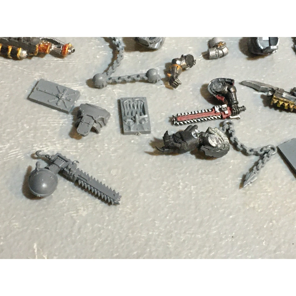 A24521 WARHAMMER 40K CHAOS SPACE MARINES BITS LOT TANK PLATES ARMS CHAINS GW