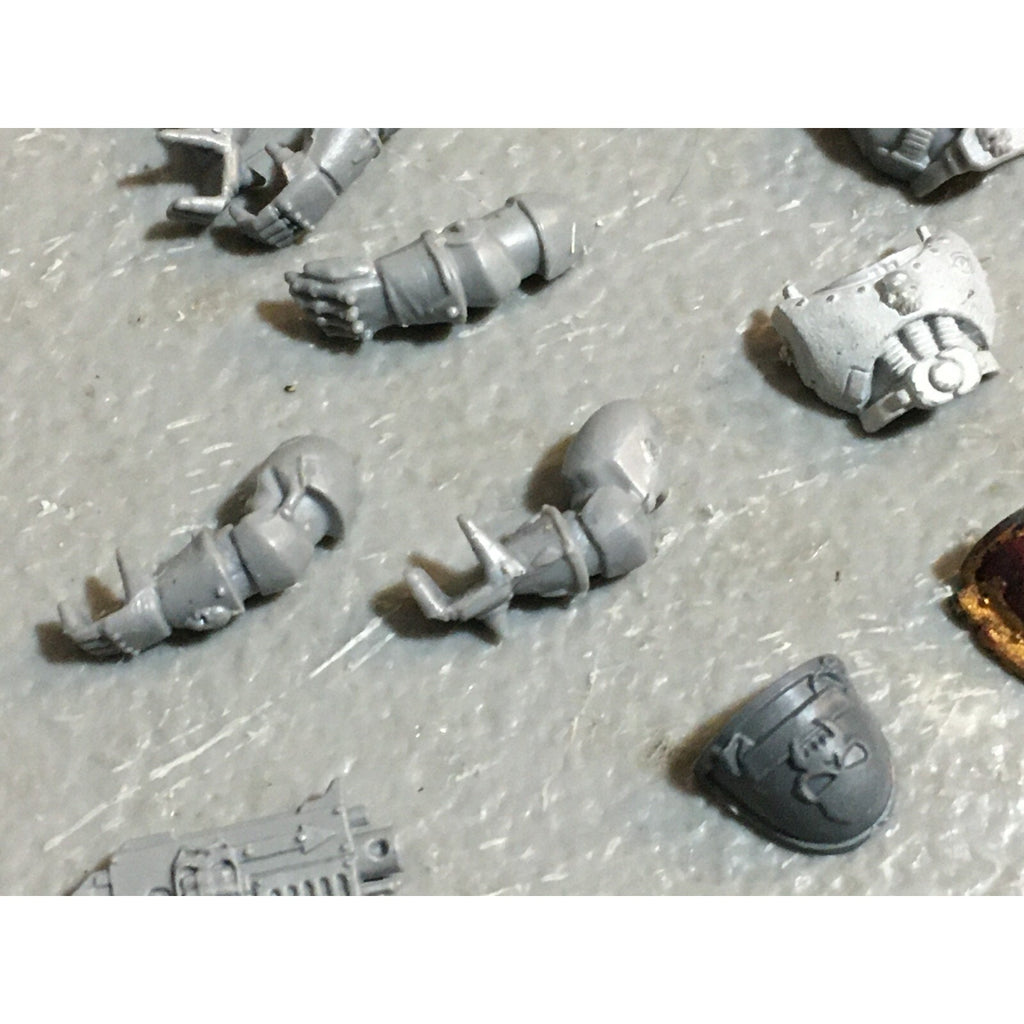 A22981 WARHAMMER 40K CHAOS SPACE MARINES BITS LOT MIXED SHOULDER TORSO ARM GW
