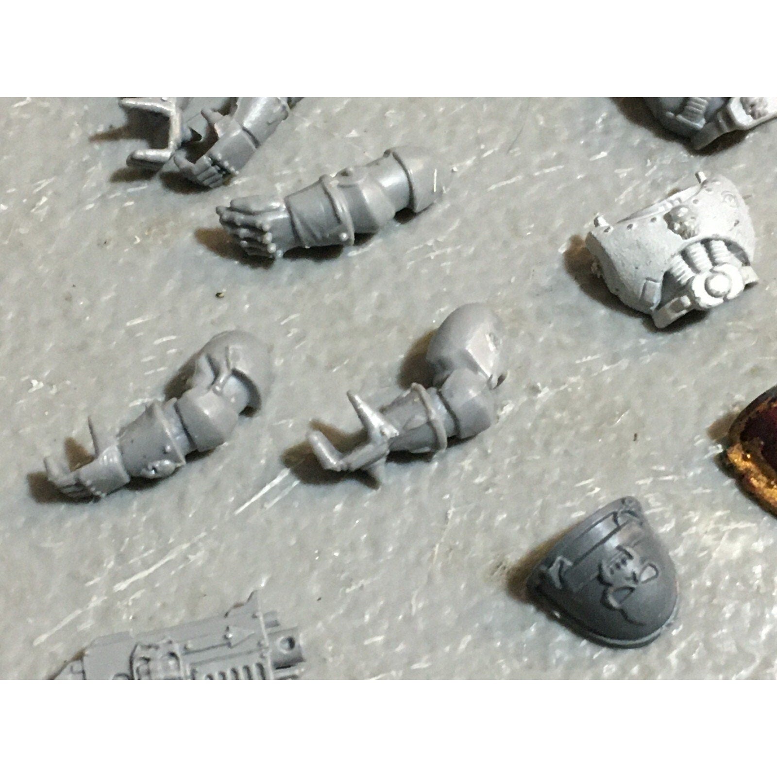 A22981 WARHAMMER 40K CHAOS SPACE MARINES BITS LOT MIXED SHOULDER TORSO ARM GW