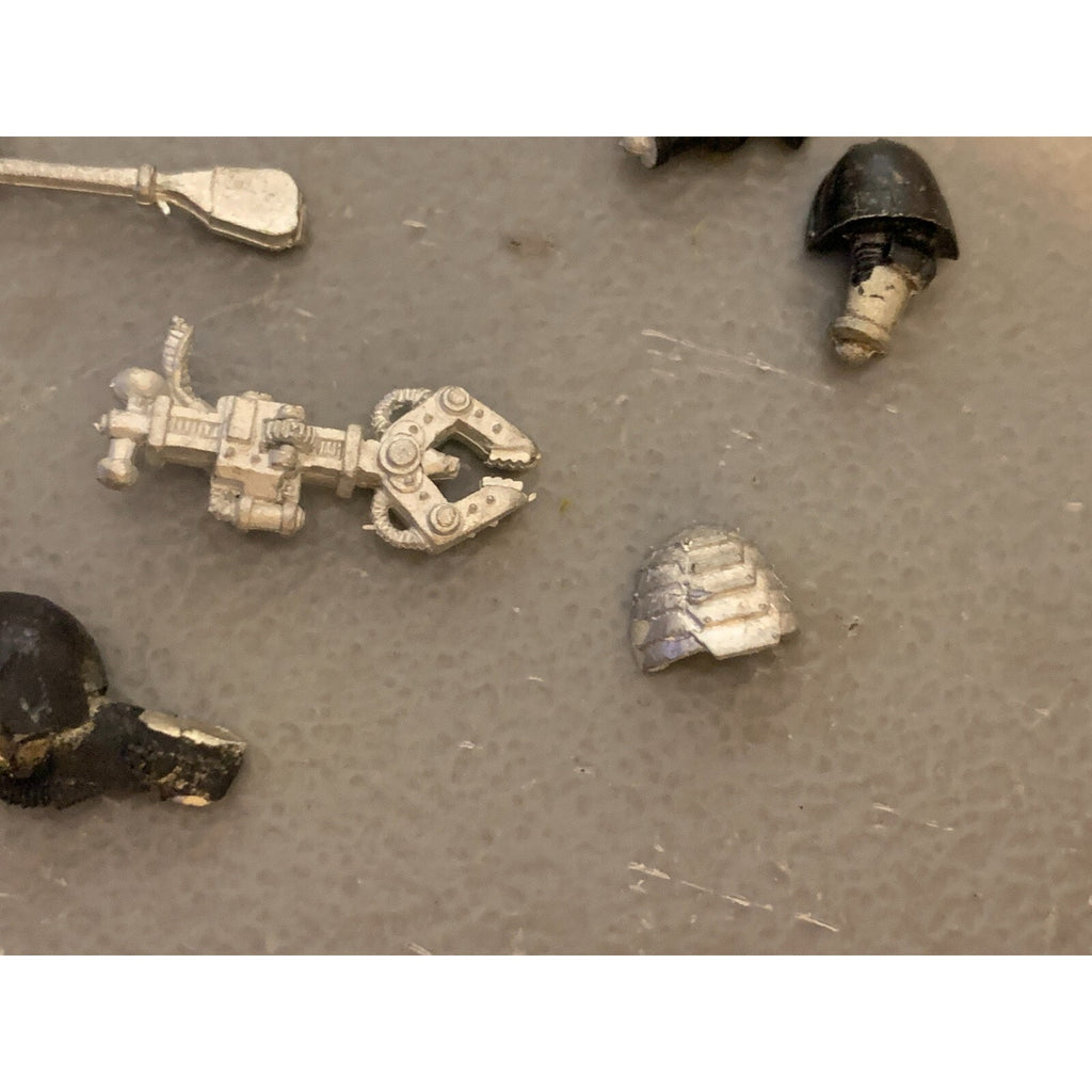 A23297 WARHAMMER 40K SPACE MARINES BITS LOT METAL FISTS INC FLAG POLE STANDARD
