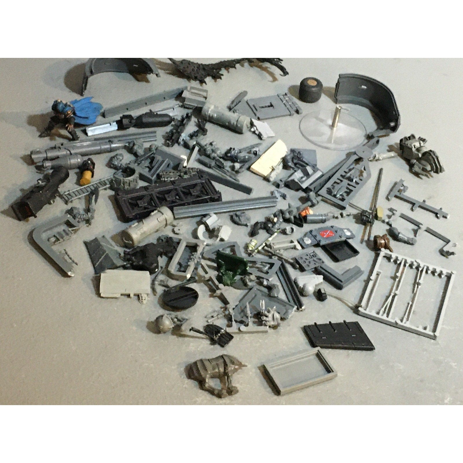 A29636 WARGAMING RANDOM MIXED BITS LOT SOME TERRAIN UNKNOWN PLASTIC