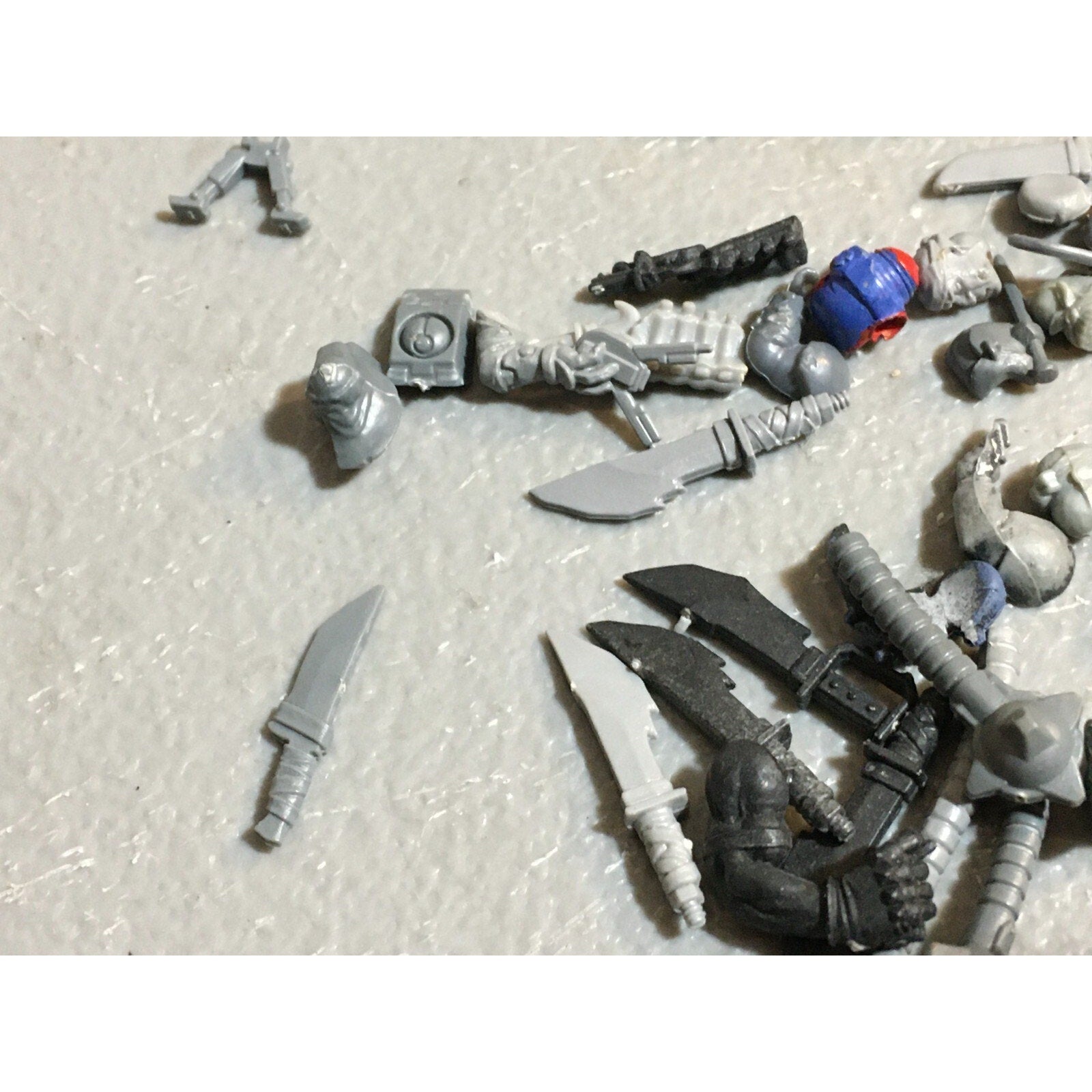 A23467 WARHAMMER 40K MIXED BITS LOT SPACE MARINES TAU ELDAR CHAOS GAMES WORKSHOP