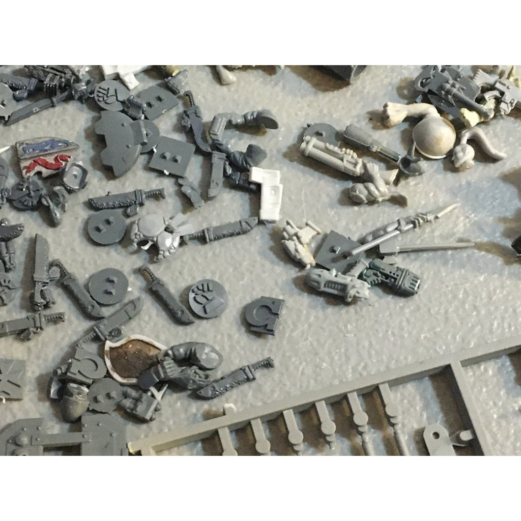 A32582 WARHAMMER 40K FANTASY RANDOM BITS LOT PLASTIC ICONS SPACE MARINES GUARD