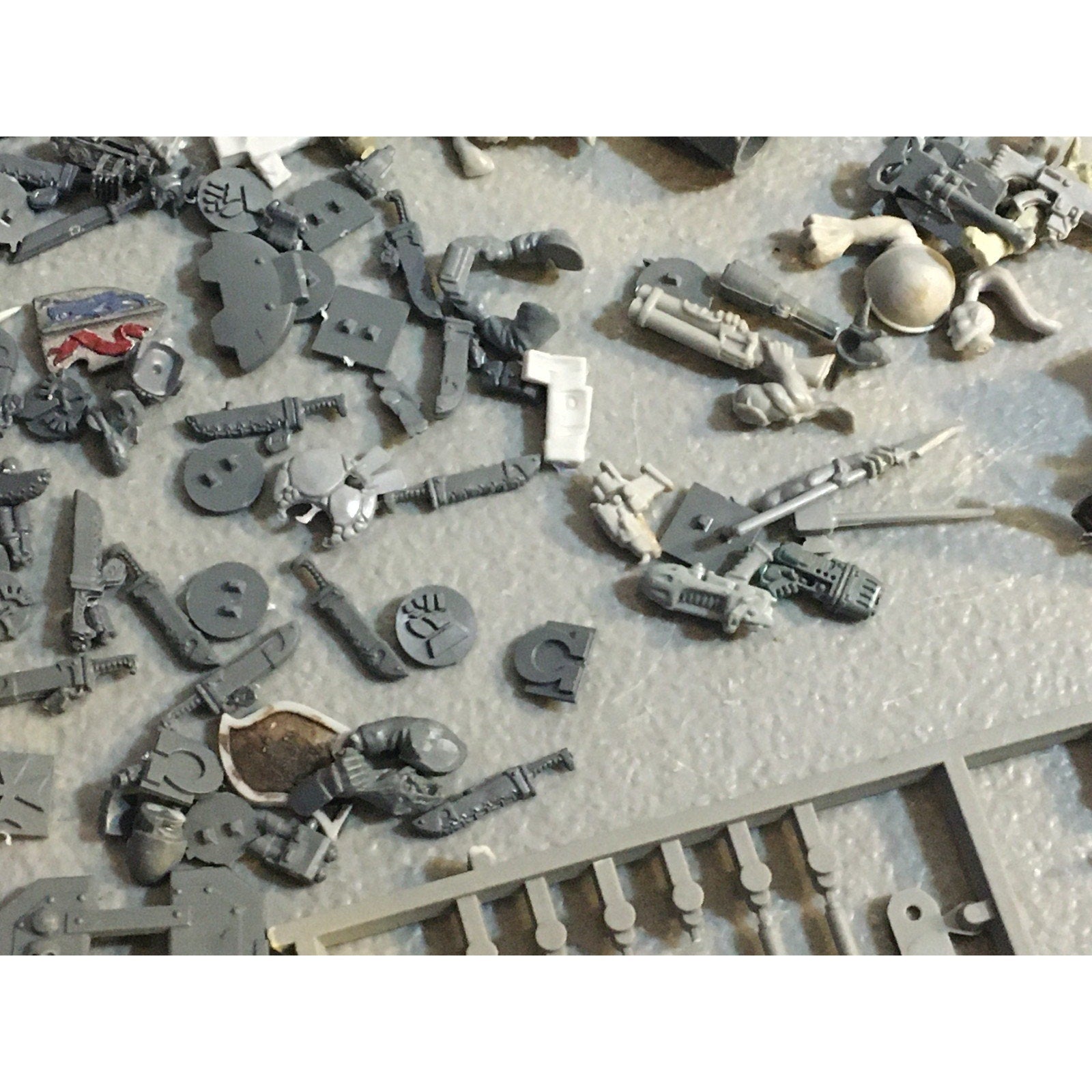 A32582 WARHAMMER 40K FANTASY RANDOM BITS LOT PLASTIC ICONS SPACE MARINES GUARD