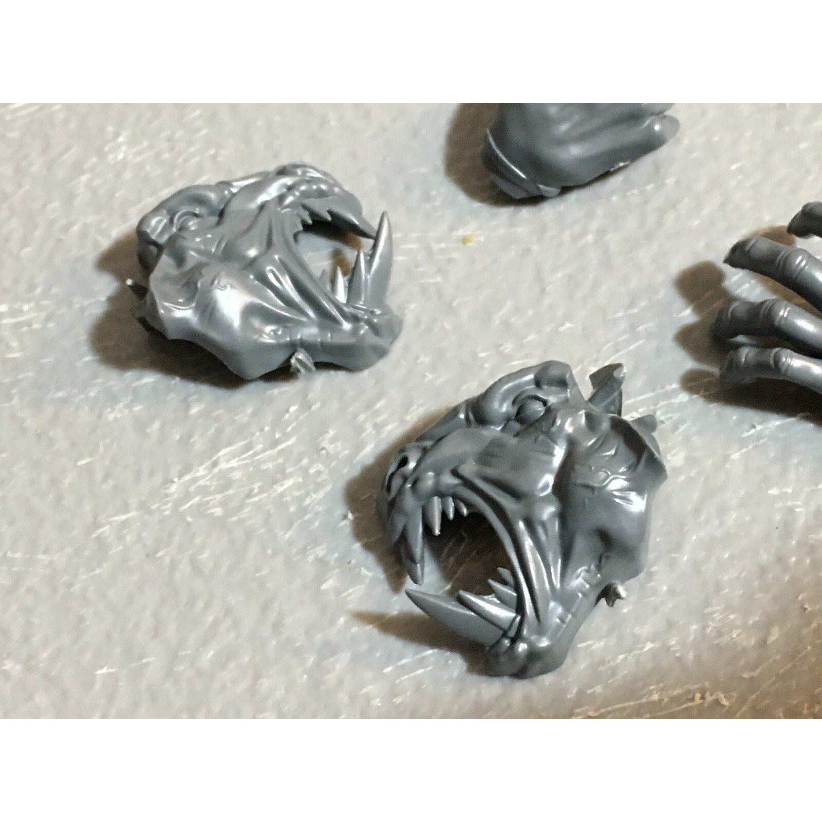 A23221 WARHAMMER FANTASY CHAOS BEASTMEN BITS LOT CYGOR HANDS HEAD GW
