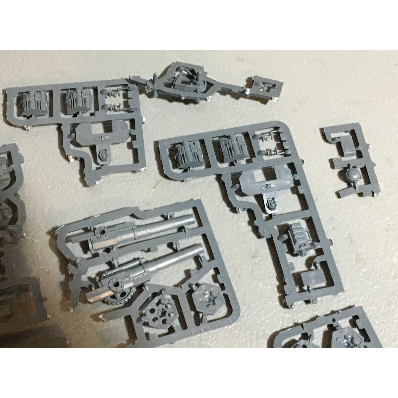 A20991 WARHAMMER 40K ASTRA IMPERIAL GUARD BITS ON SPRUE LOT SCIONS ARTILLERY