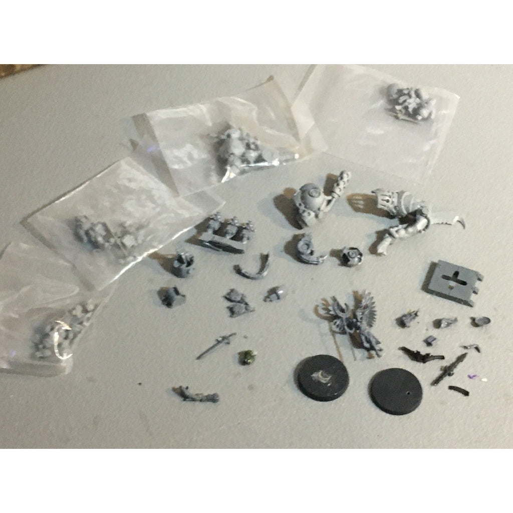 A32597 UNKNOWN MINIATURES RANDOM PLASTIC MINIATURES & BITS LOT WARRIOR SOLDIER