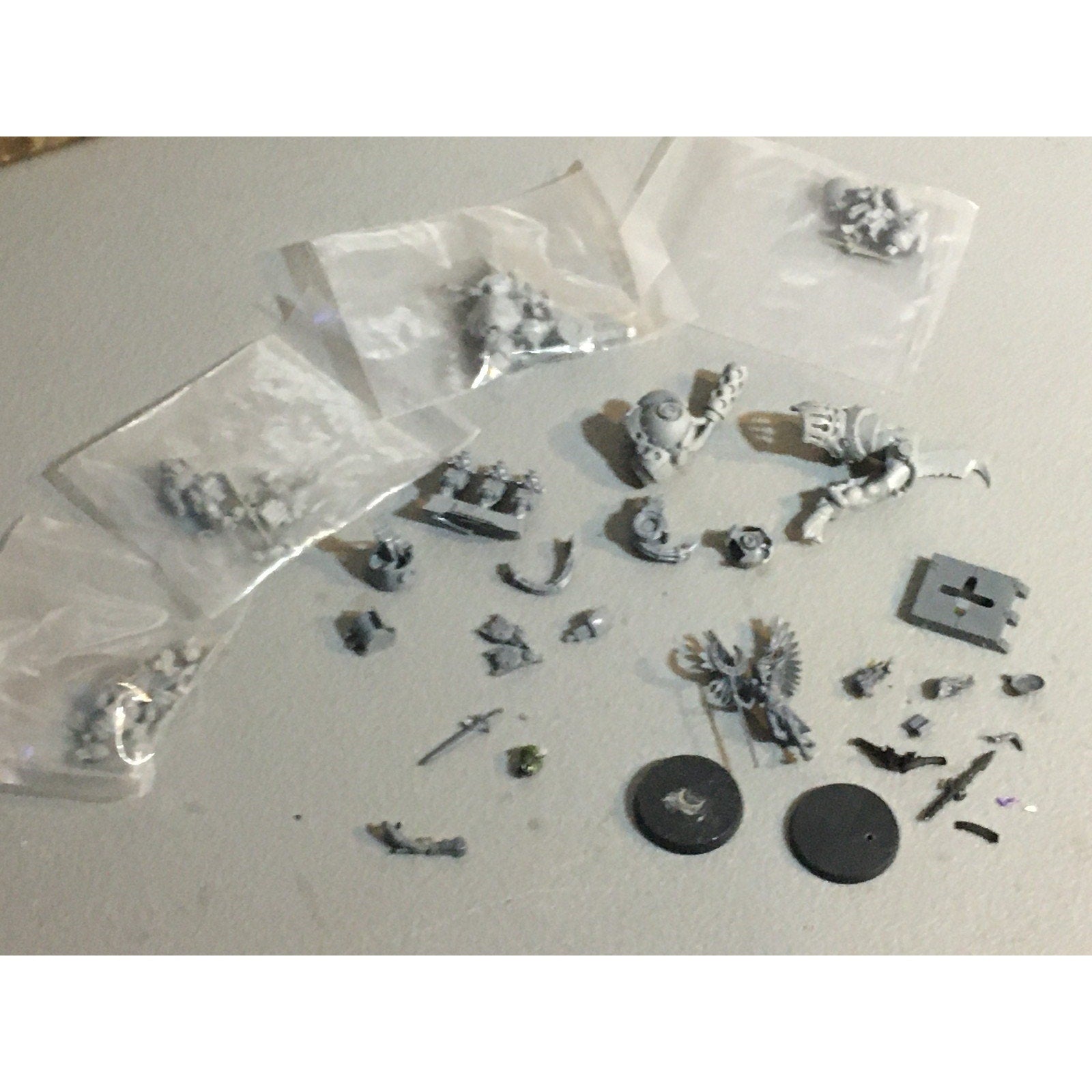 A32597 UNKNOWN MINIATURES RANDOM PLASTIC MINIATURES & BITS LOT WARRIOR SOLDIER
