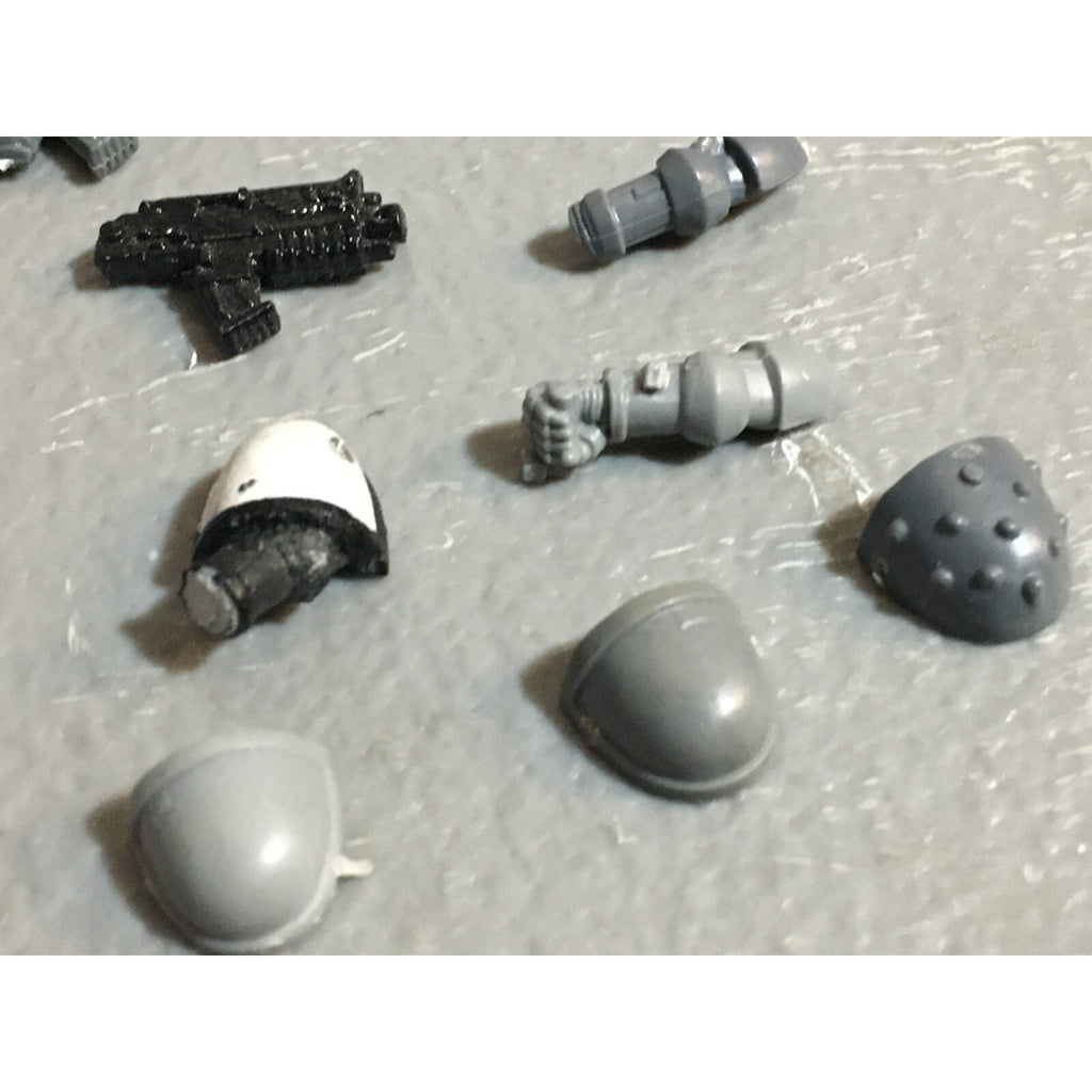 A22998 WARHAMMER 40K SPACE MARINES BITS LOT ARMS BOLTERS SHOULDER PADS GW