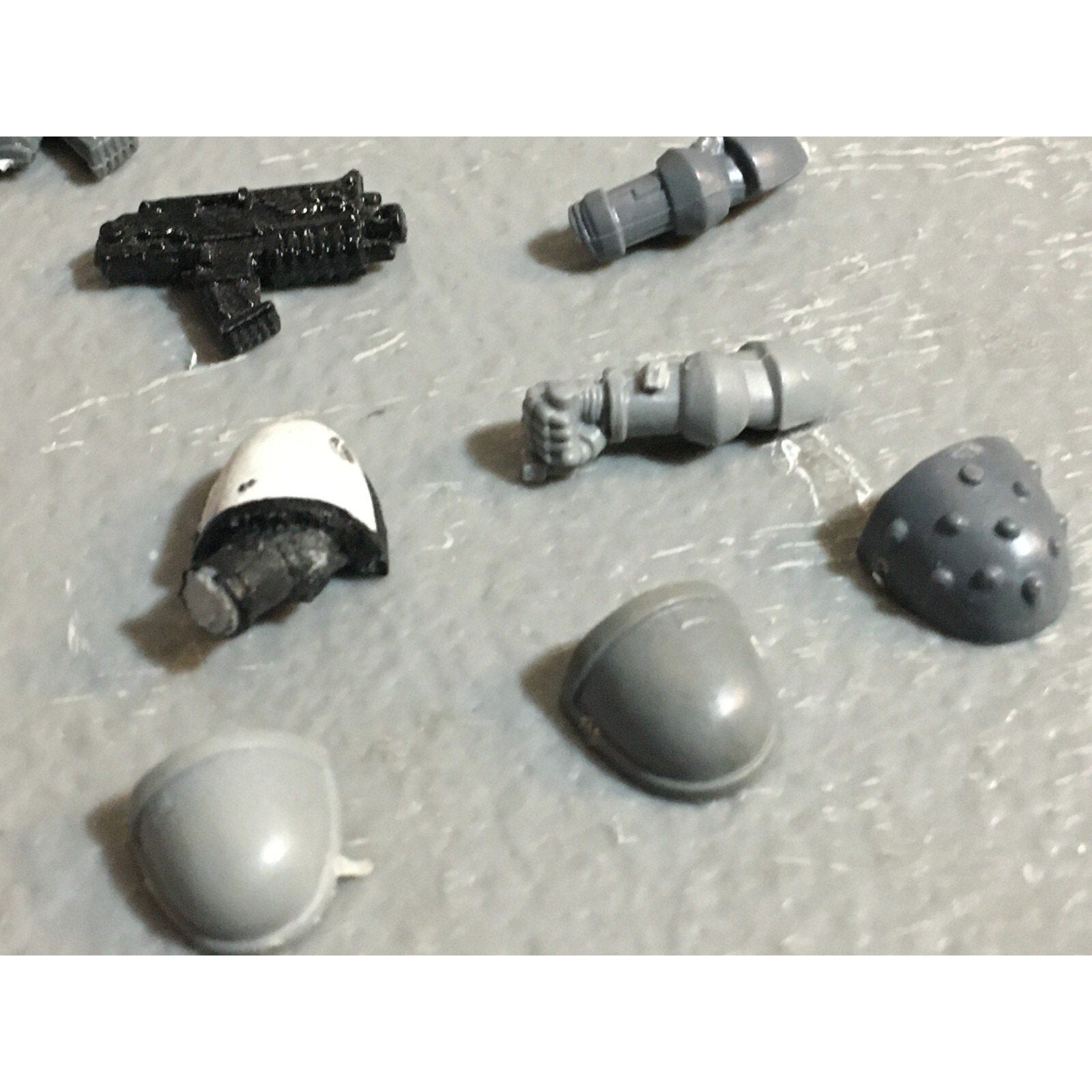 A22998 WARHAMMER 40K SPACE MARINES BITS LOT ARMS BOLTERS SHOULDER PADS GW