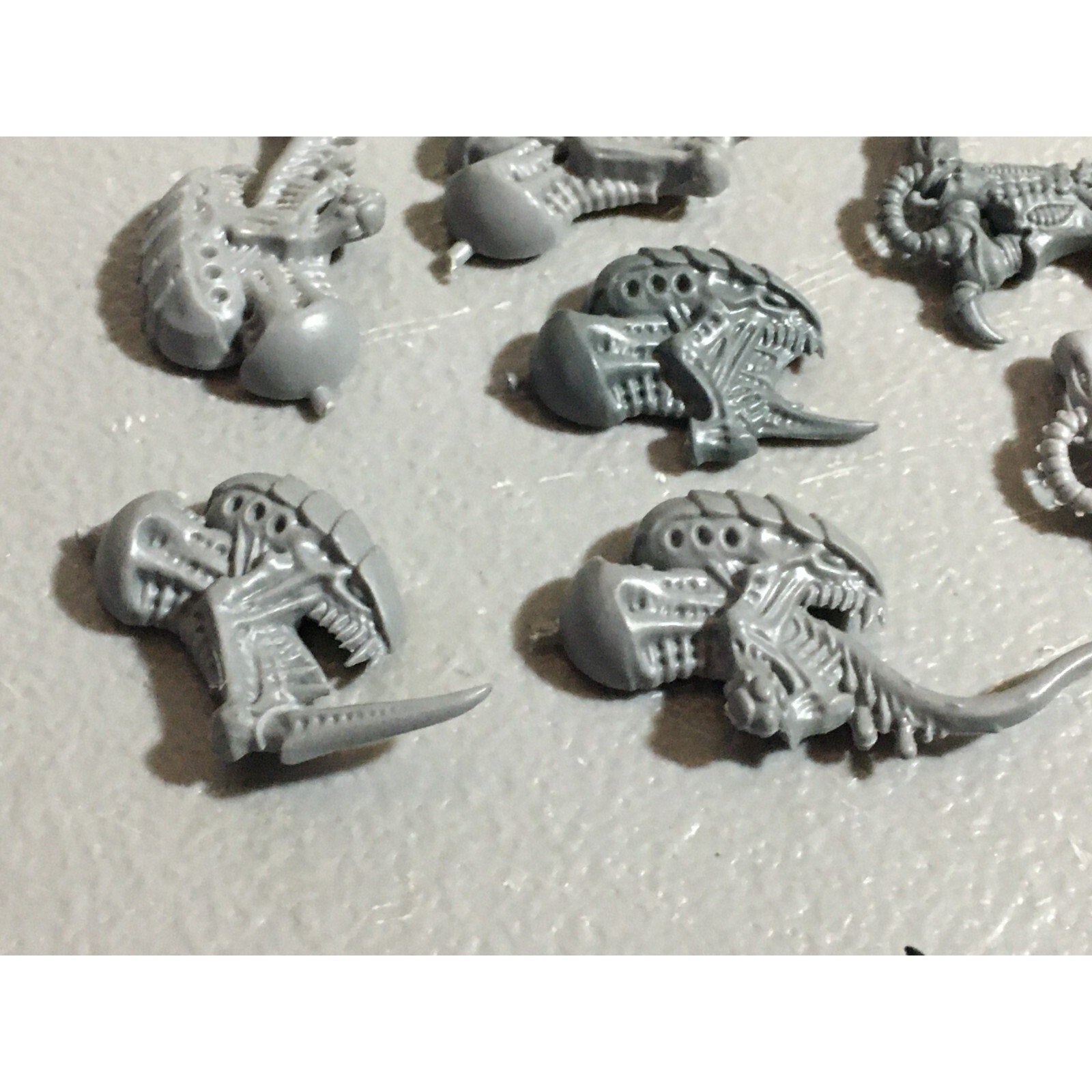 A22315 WARHAMMER 40K TYRANIDS BITS LOT MIXED GAMES WORKSHOP GW