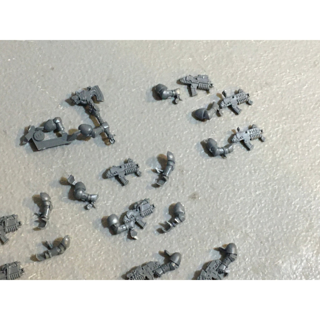 A29737 WARHAMMER 40K SPACE MARINES WOLVES BITS LOT BOLTERS PLASMA AXE ARMS GW