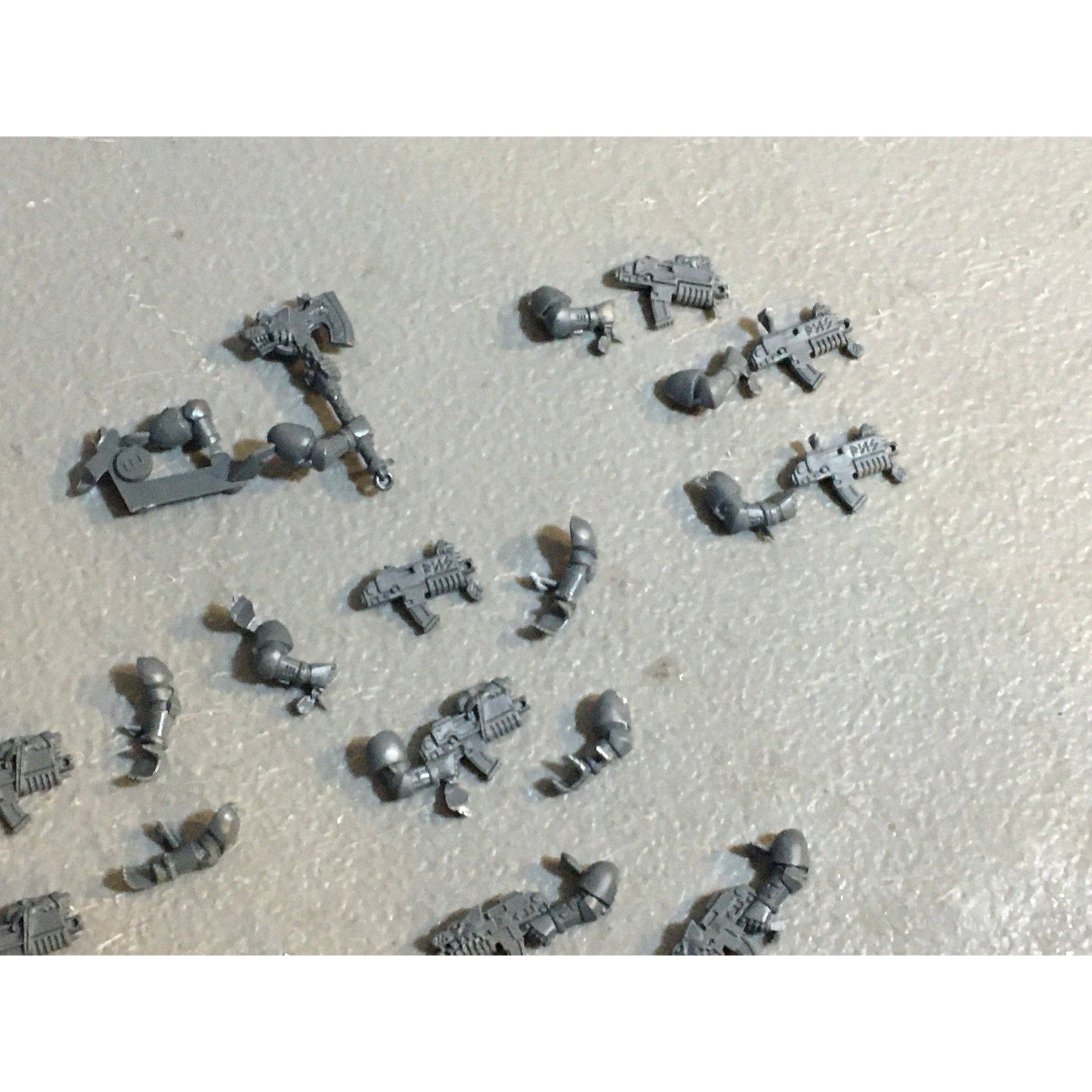 A29737 WARHAMMER 40K SPACE MARINES WOLVES BITS LOT BOLTERS PLASMA AXE ARMS GW