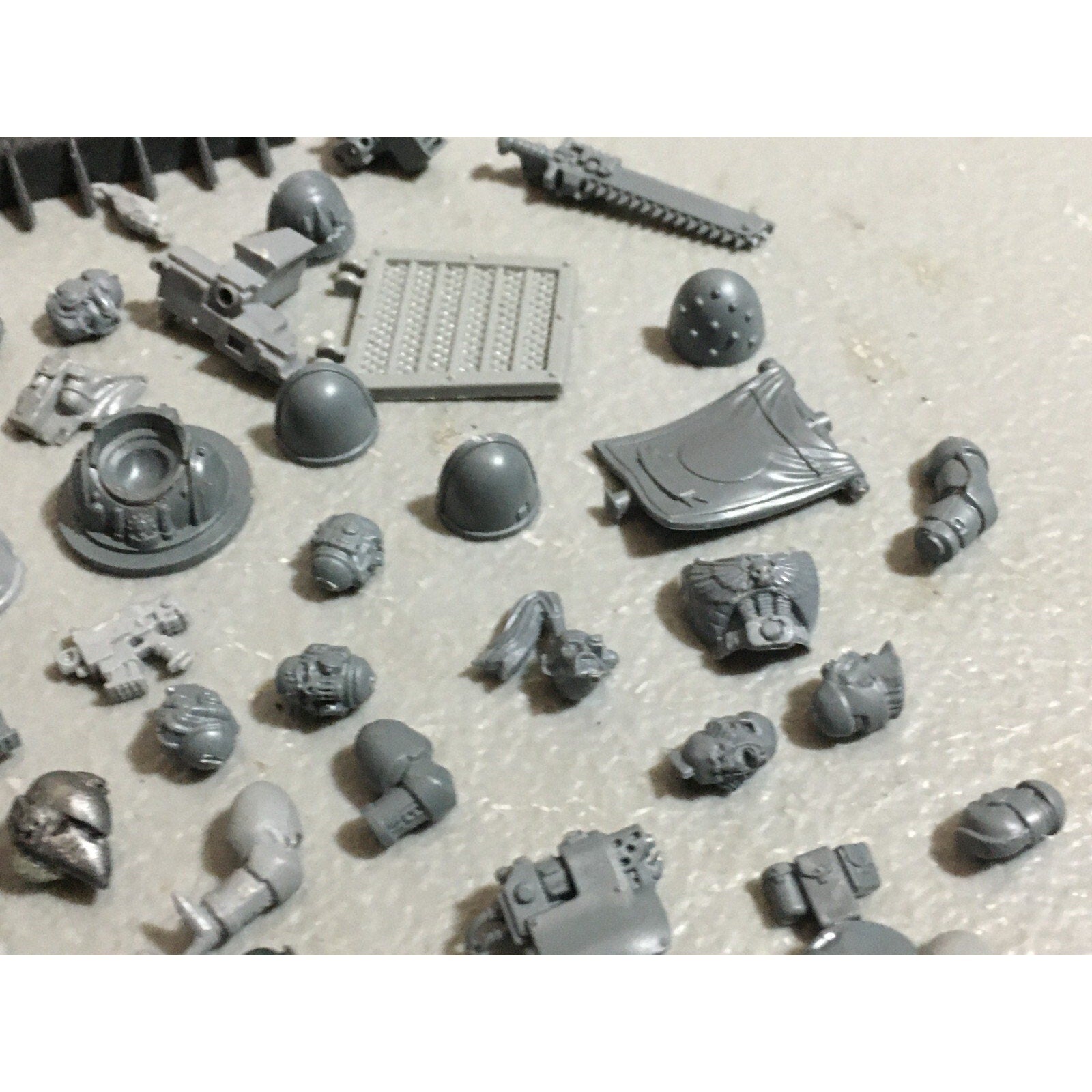 A19802 WARHAMMER 40K SPACE MARINES BITS LOT ARMS VEHICLE