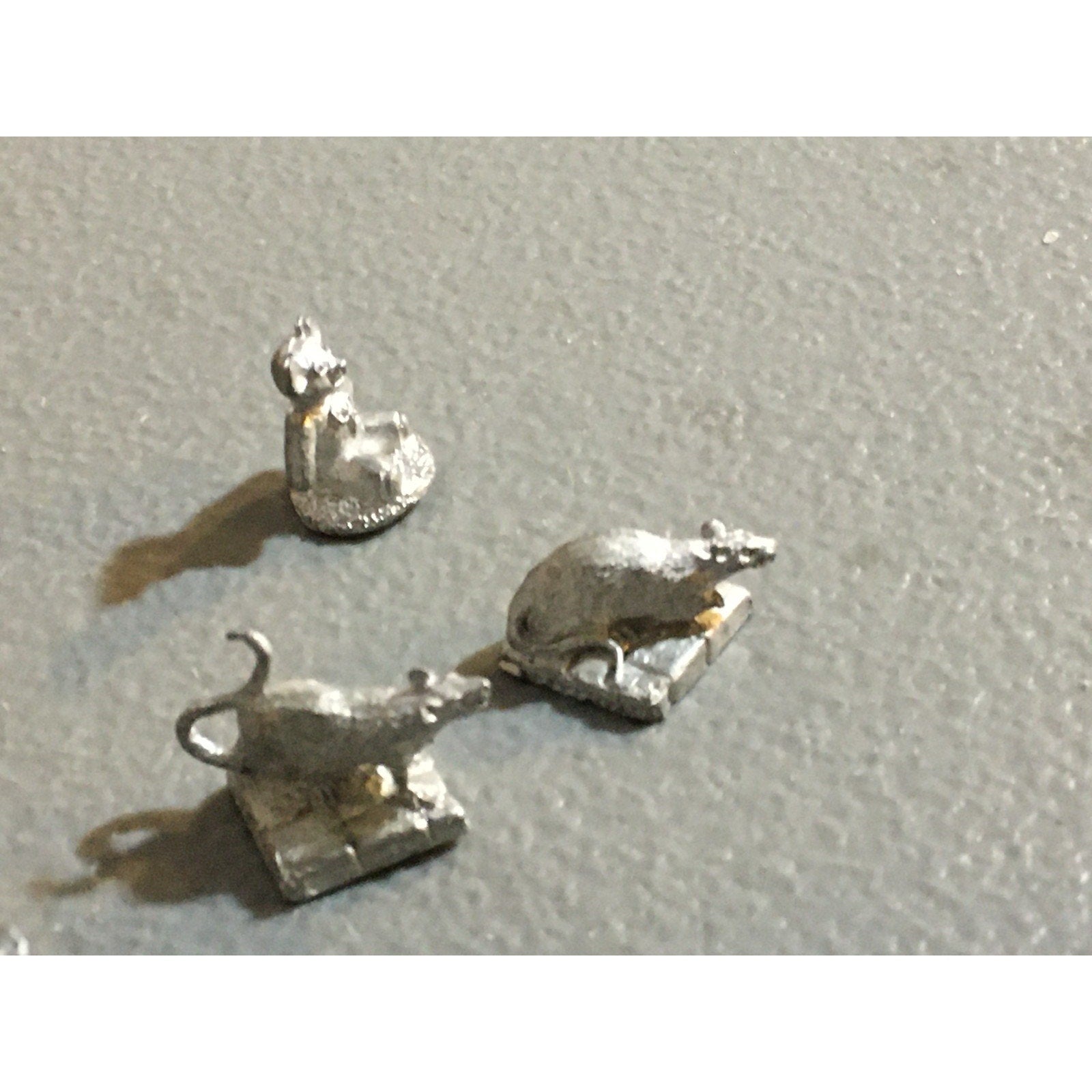 A32522 UNKNOWN METAL MINIATURES FAMILIAR? RAT TEDDY BEAR TABLETOP