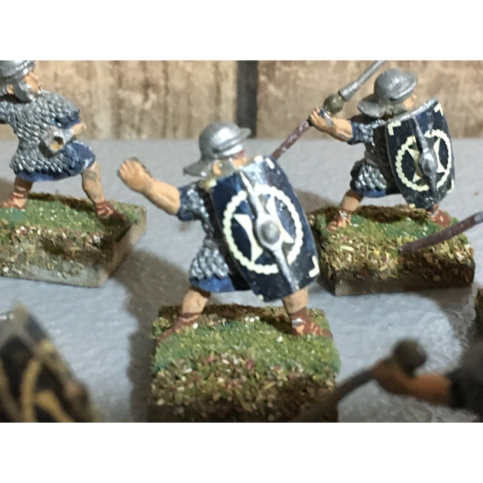 A23531 UNKNOWN METAL MINIATURES SOLDIERS WARRIORS ROMAN MISS 2 SPEARS