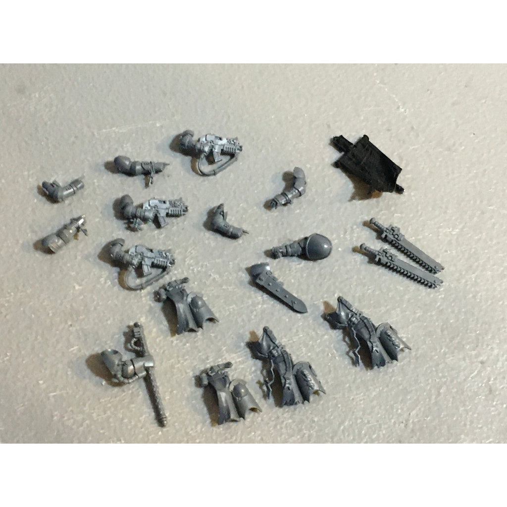 A29487 WARHAMMER 40K SPACE MARINES DARK ANGELS BITS LOT ROBE ARM BOLTER GW