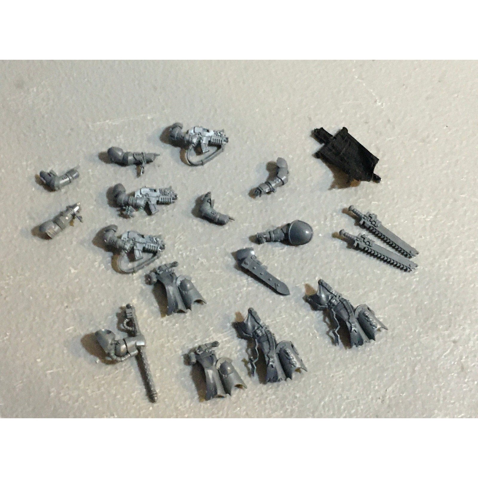 A29487 WARHAMMER 40K SPACE MARINES DARK ANGELS BITS LOT ROBE ARM BOLTER GW
