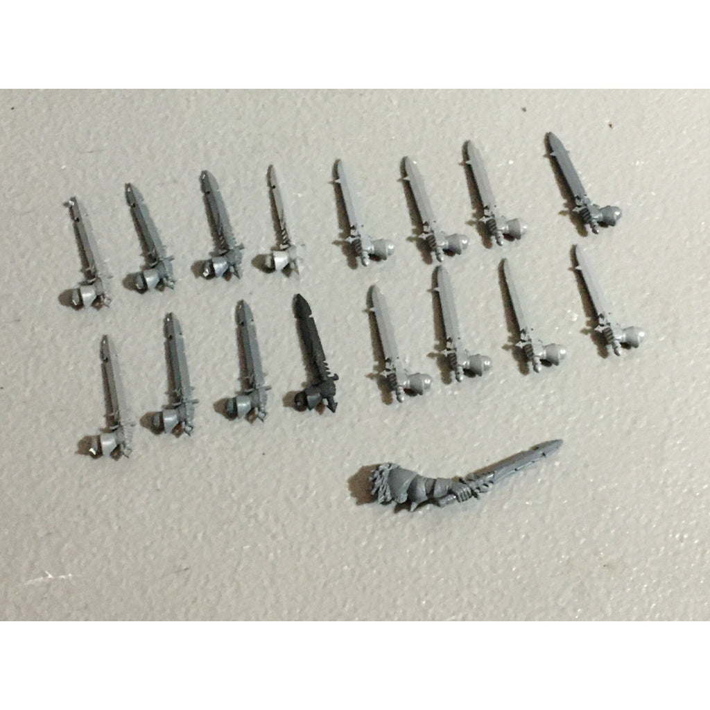 A22218 WARHAMMER FANTASY CHAOS MORTALS BITS LOT SWORD HANDS GAMES WORKSHOP