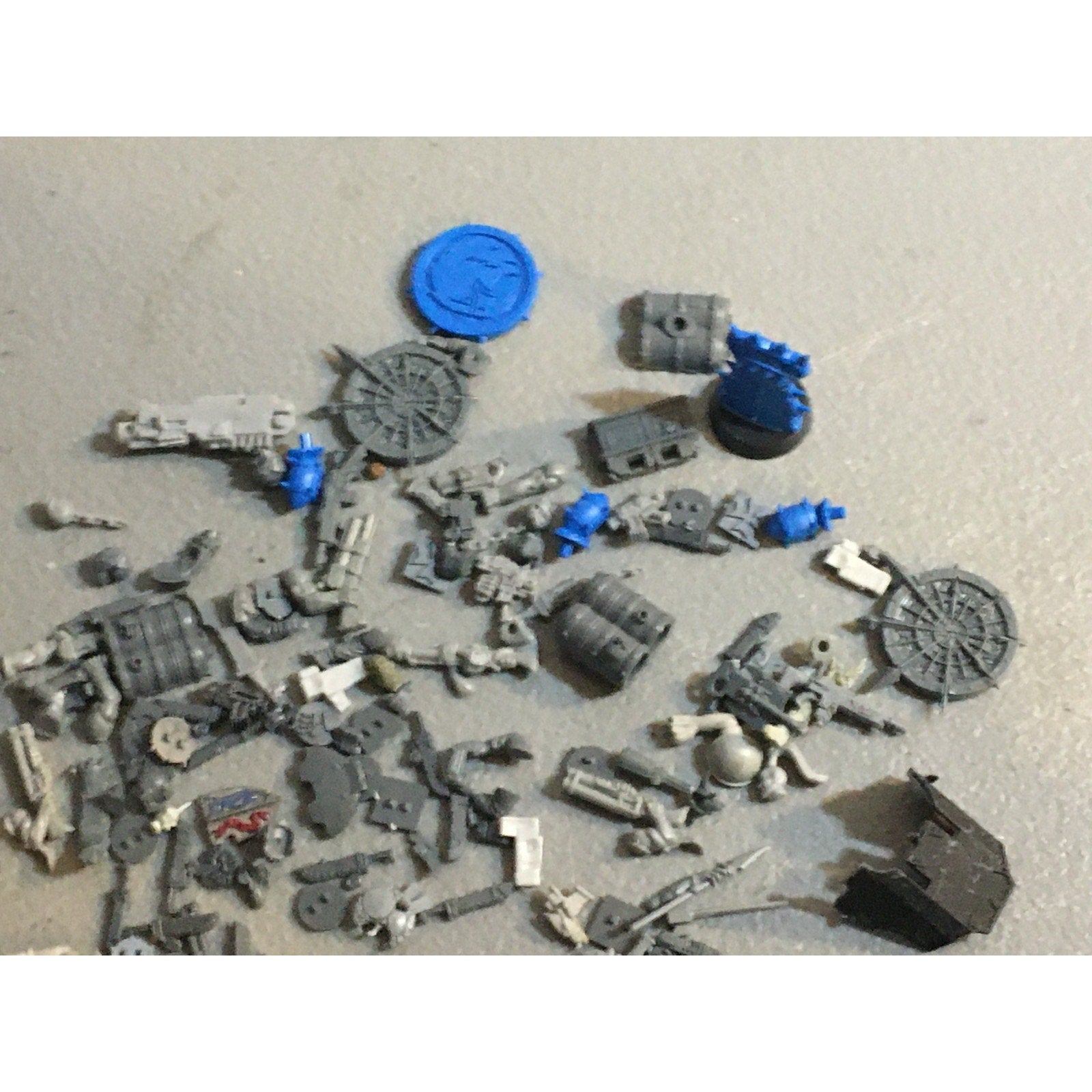 A32582 WARHAMMER 40K FANTASY RANDOM BITS LOT PLASTIC ICONS SPACE MARINES GUARD