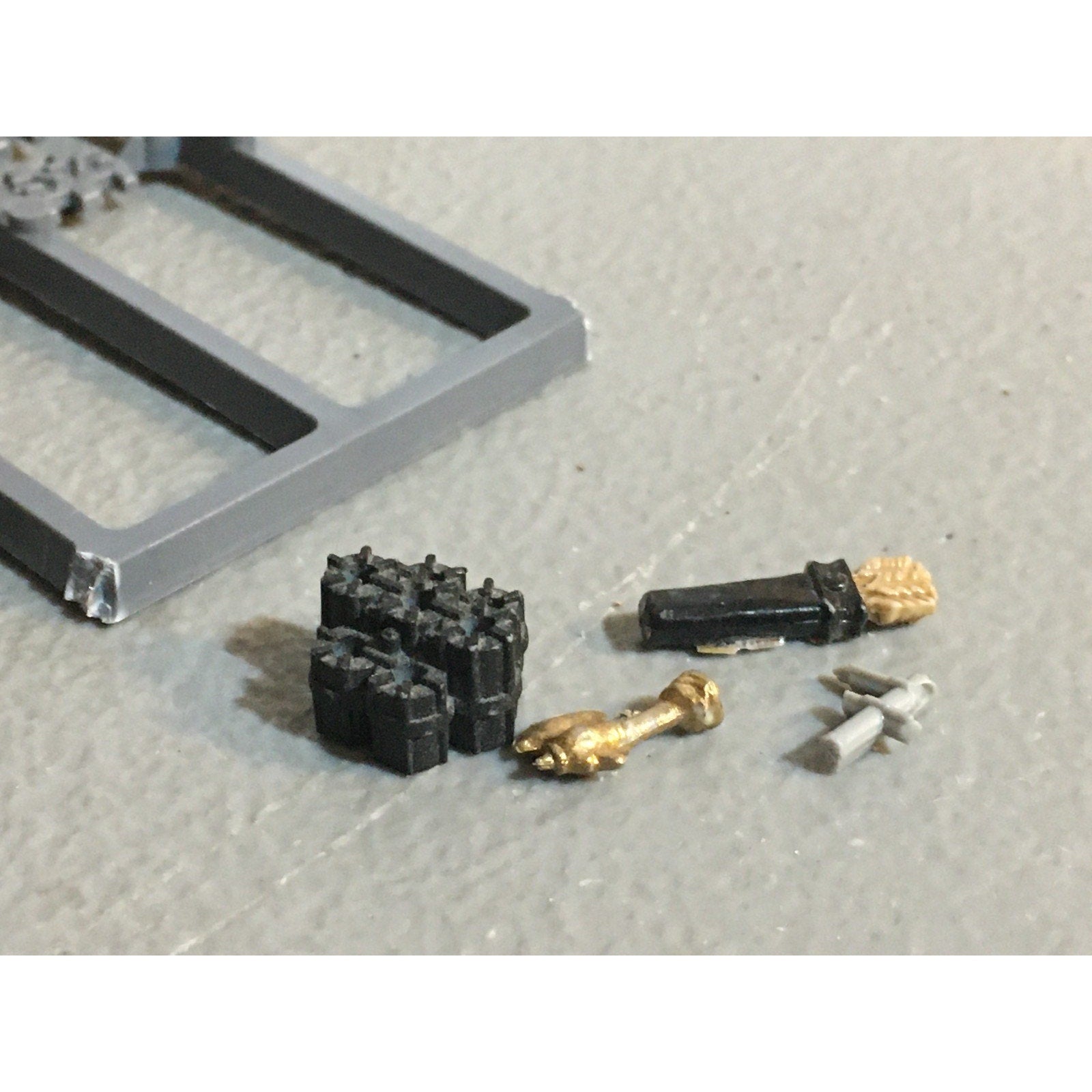A32874 WARHAMMER 40K MIXED BITS LOT SPACE MARINES WOLVES CHAOS GW