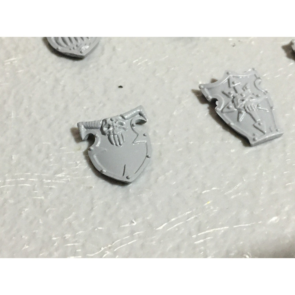 A22248 WARHAMMER FANTASY CHAOS MORTALS BITS LOT WARRIORS KNIGHTS SHIELDS GW OOP