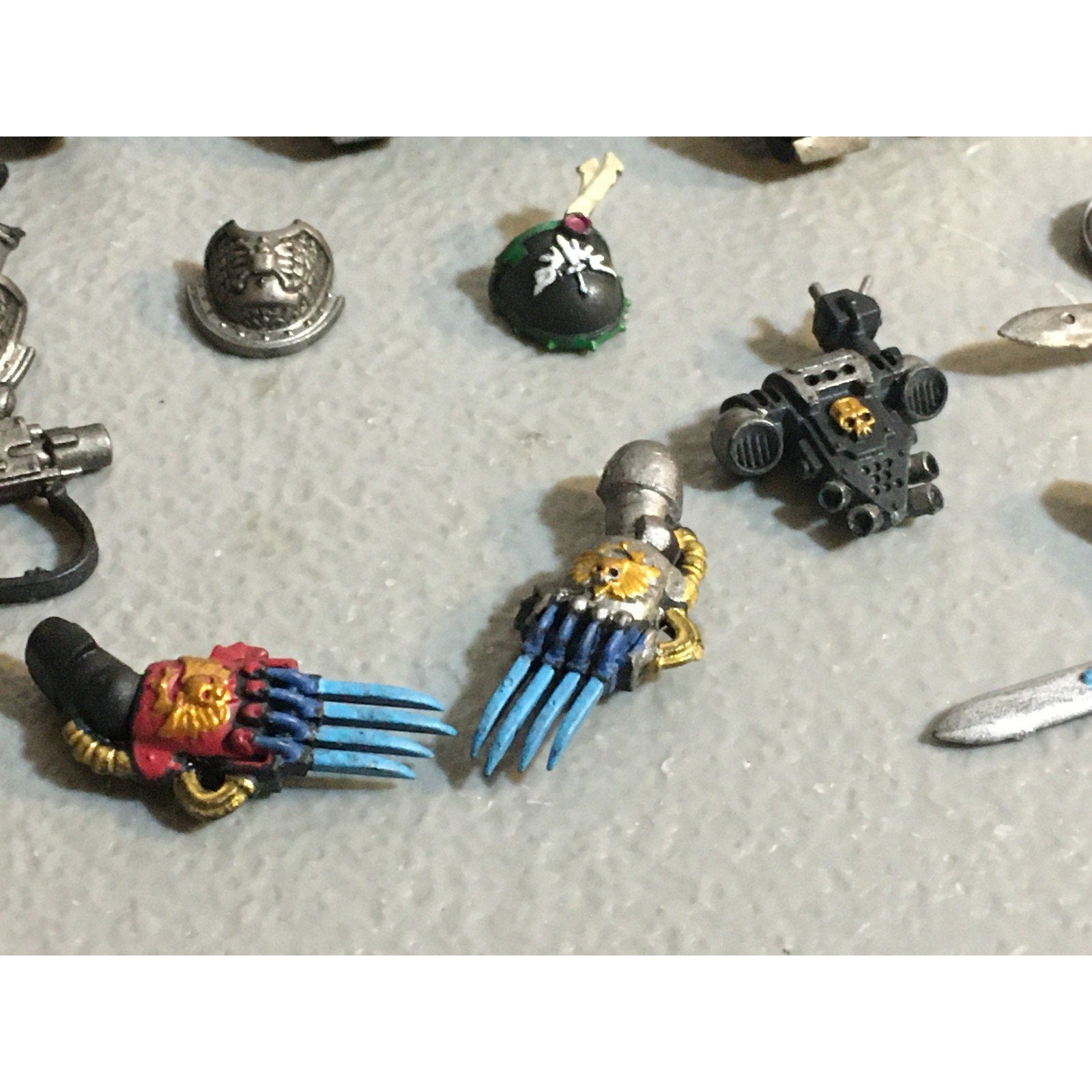 A33581 WARHAMMER 40K SPACE MARINES BITS LOT JUMP LEGS CHEST ARMS GW