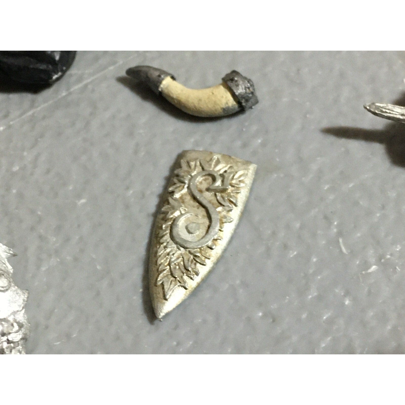 A22409 WARHAMMER FANTASY MIXED METAL BITS LOT HORNS WINGS GAMES WORKSHOP GW