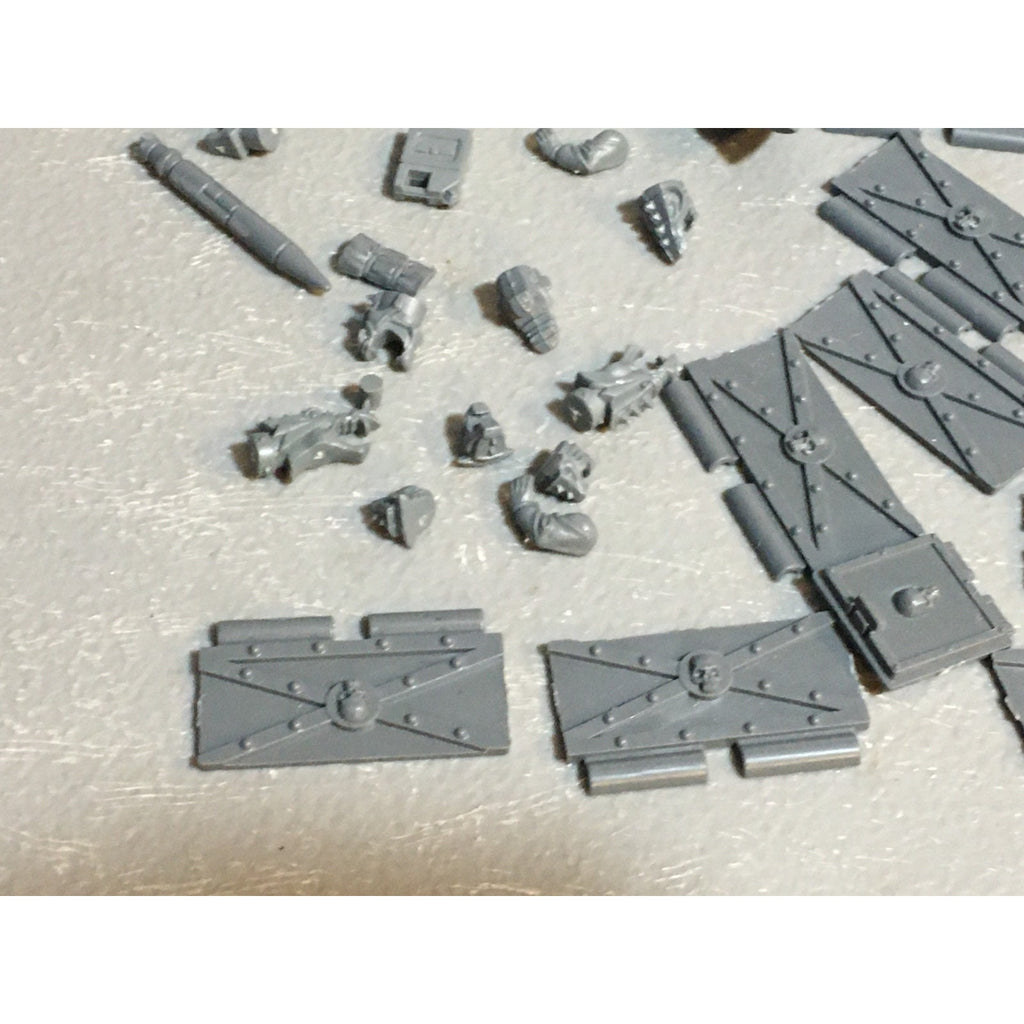 A24532 WARHAMMER 40K MIXED BITS LOT PLATES CHAOS IMPERIAL GW