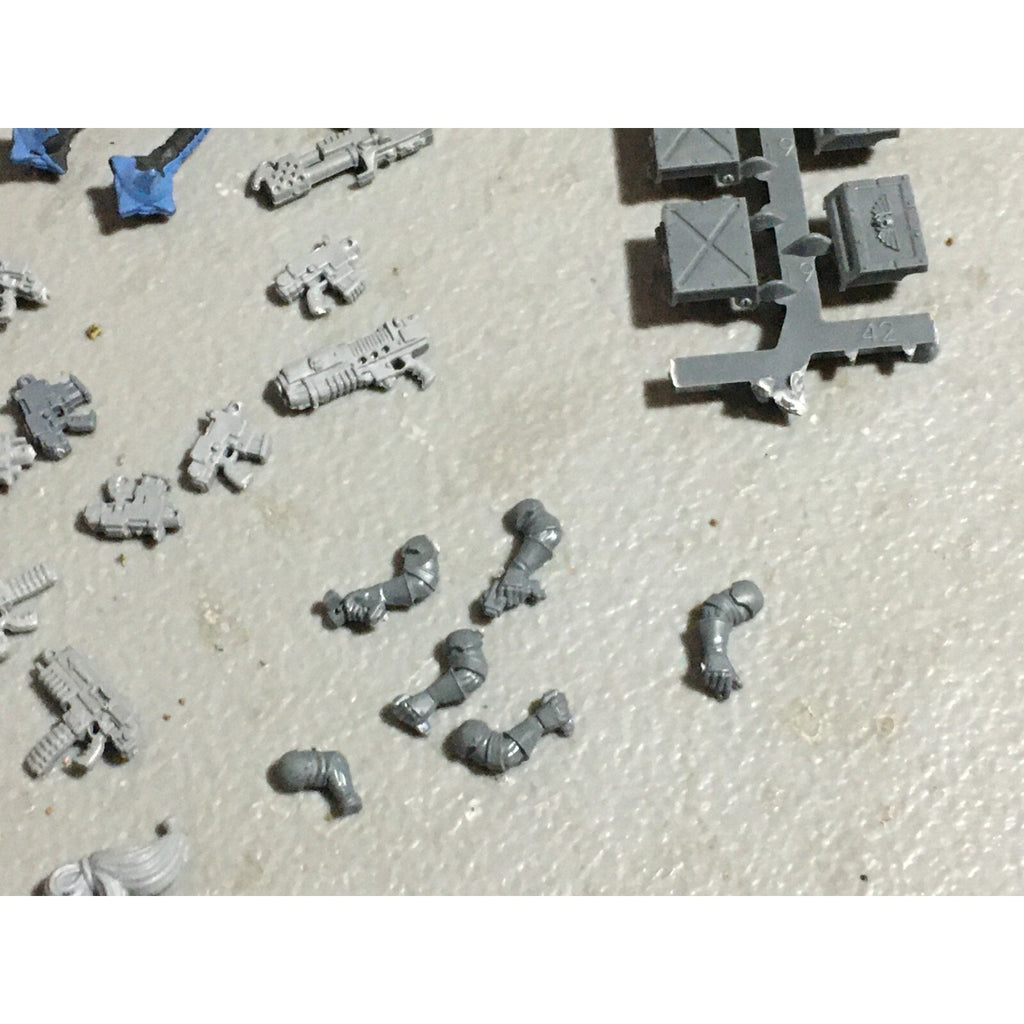 A22418 WARHAMMER 40K MIXED BITS LOT BOLTERS HEADS ARMS GAMES WORKSHOP GW