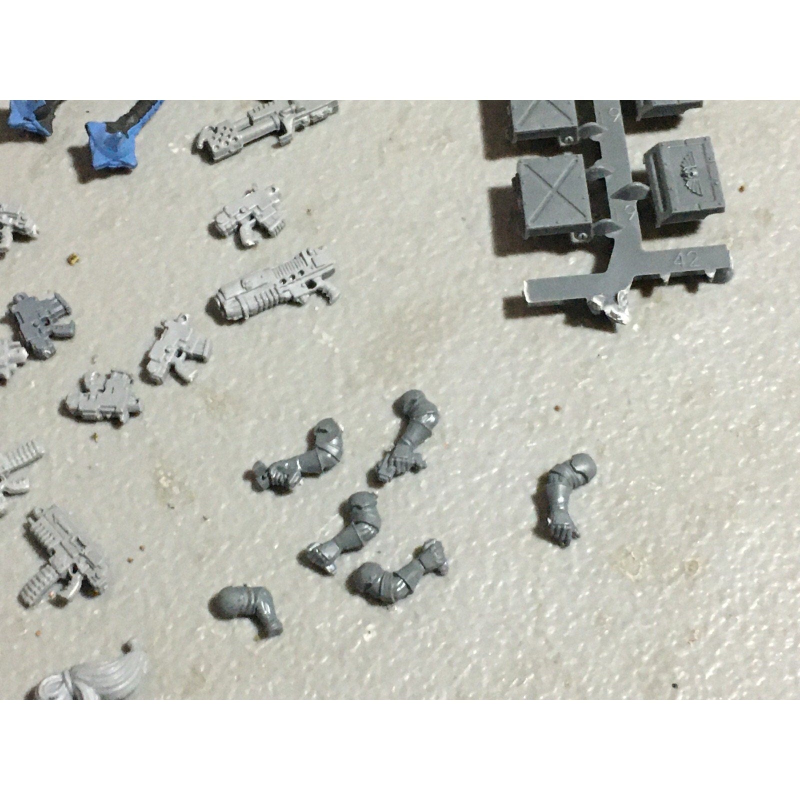 A22418 WARHAMMER 40K MIXED BITS LOT BOLTERS HEADS ARMS GAMES WORKSHOP GW