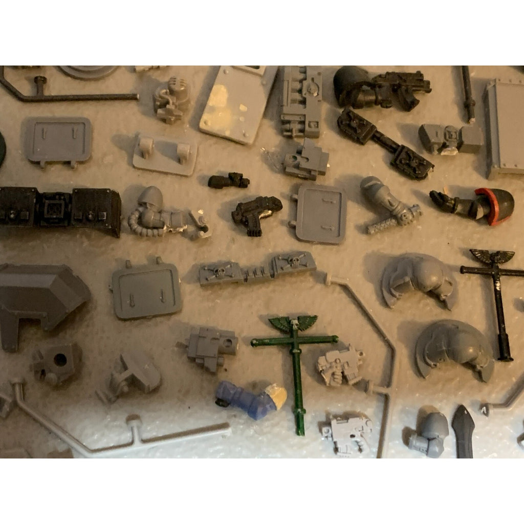 A23327 WARHAMMER 40K SPACE MARINES BITS LOT GUNS ARMS TANK STANDARD POLE GW