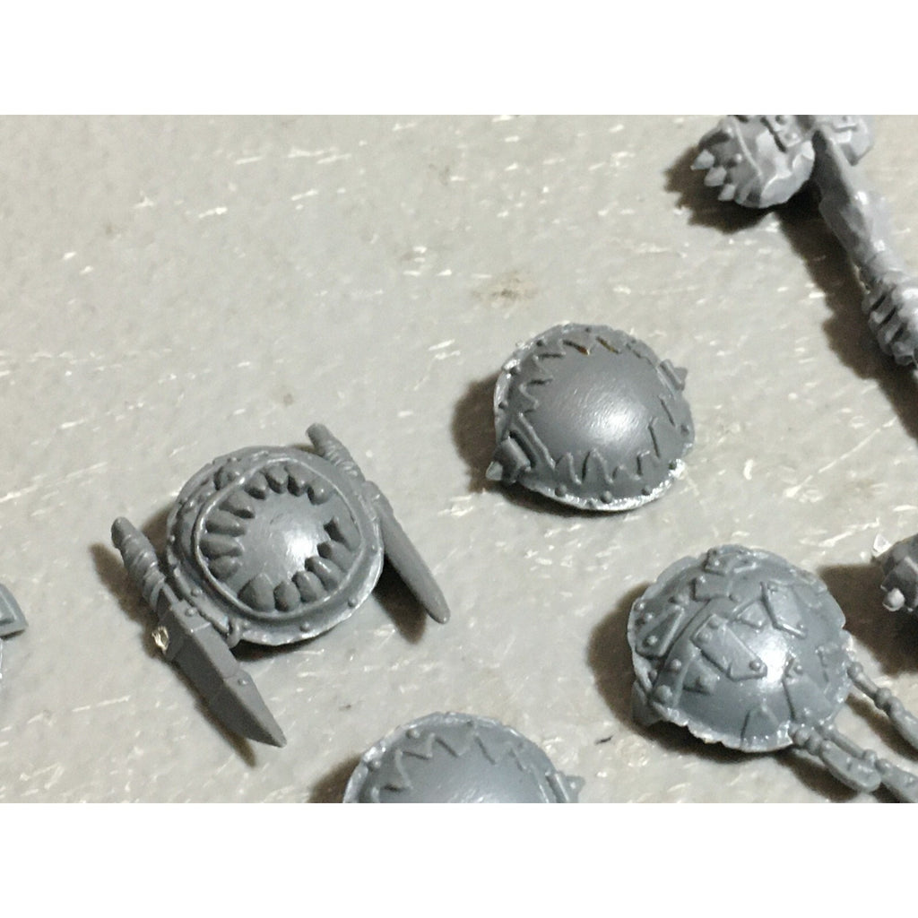 A22584 WARHAMMER FANTASY OGRE KINGDOMS BITS LOT HANDS PLATES GAMES WORKSHOP GW