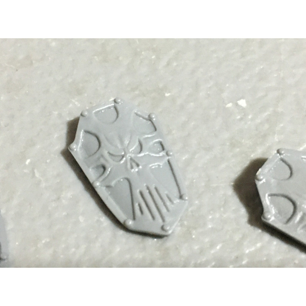 A22249 WARHAMMER FANTASY CHAOS MORTALS BITS LOT WARRIORS KNIGHTS SHIELDS GW OOP