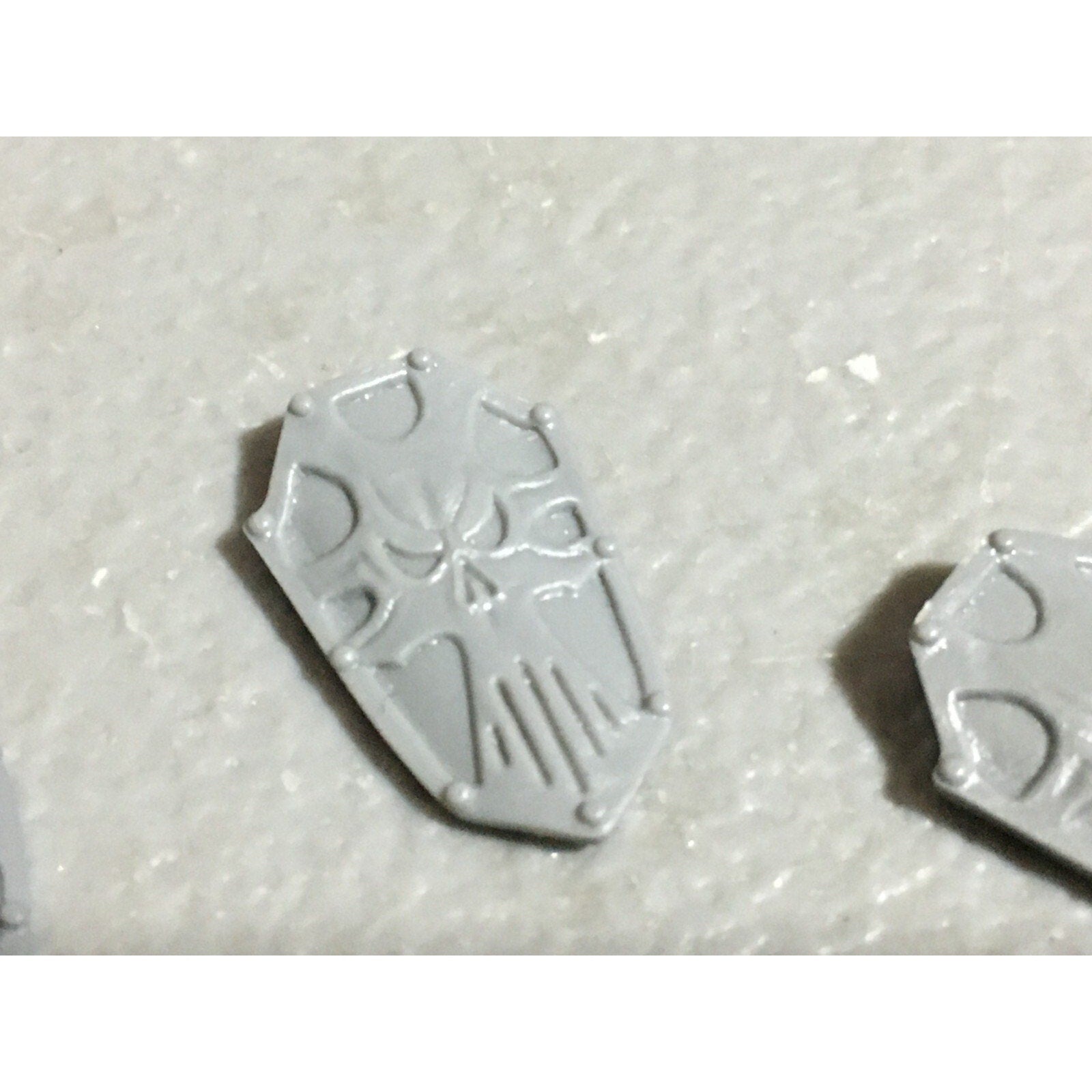 A22249 WARHAMMER FANTASY CHAOS MORTALS BITS LOT WARRIORS KNIGHTS SHIELDS GW OOP
