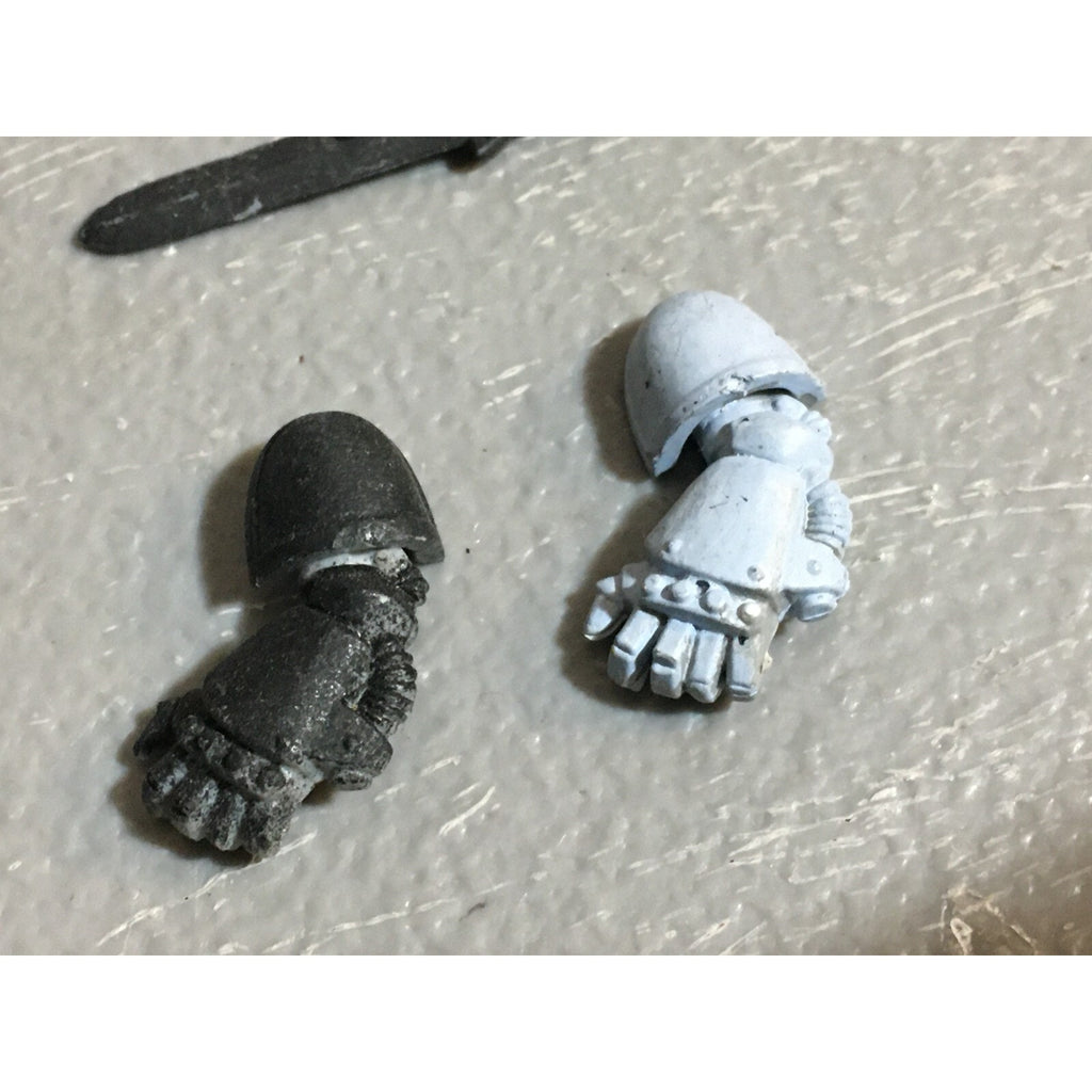 A22989 WARHAMMER 40K SPACE MARINES BITS LOT SWORDS FISTS POWER GW GAMES WORKSHOP