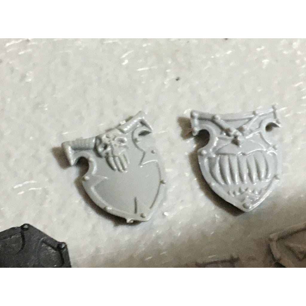 A22246 WARHAMMER FANTASY CHAOS MORTALS BITS LOT WARRIORS KNIGHTS SHIELDS GW OOP