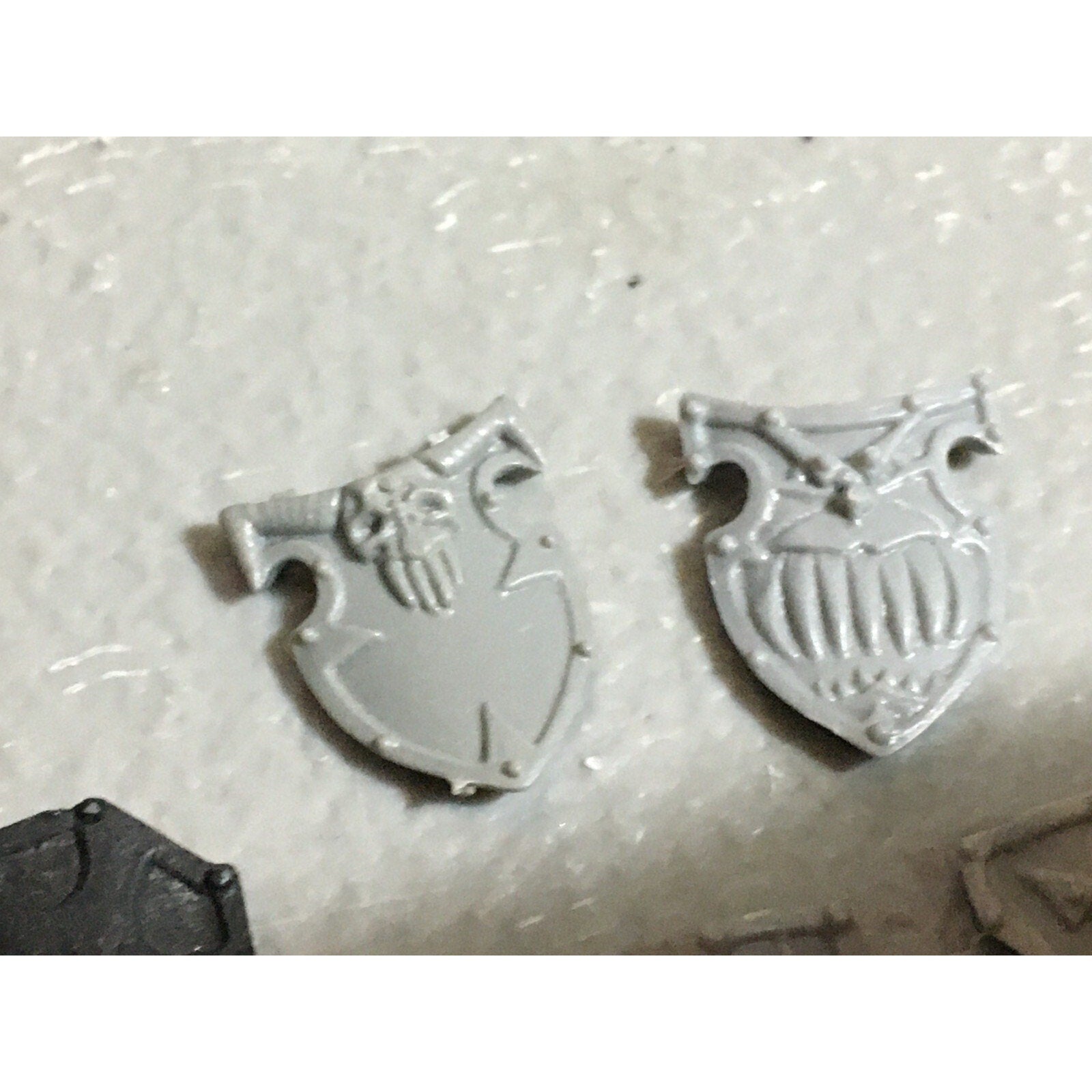 A22246 WARHAMMER FANTASY CHAOS MORTALS BITS LOT WARRIORS KNIGHTS SHIELDS GW OOP