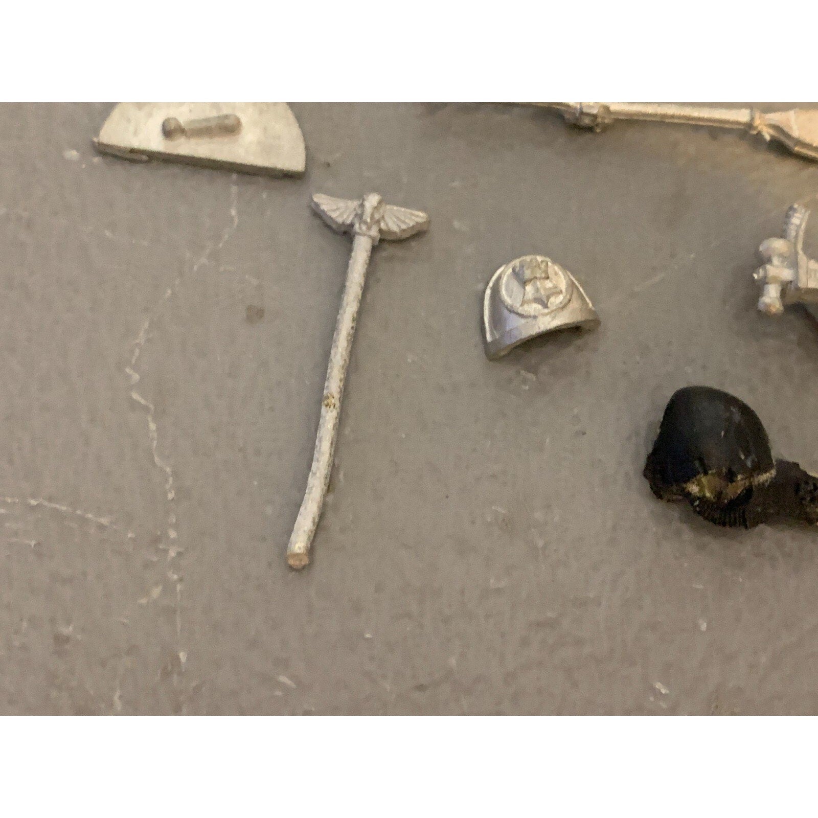 A23297 WARHAMMER 40K SPACE MARINES BITS LOT METAL FISTS INC FLAG POLE STANDARD