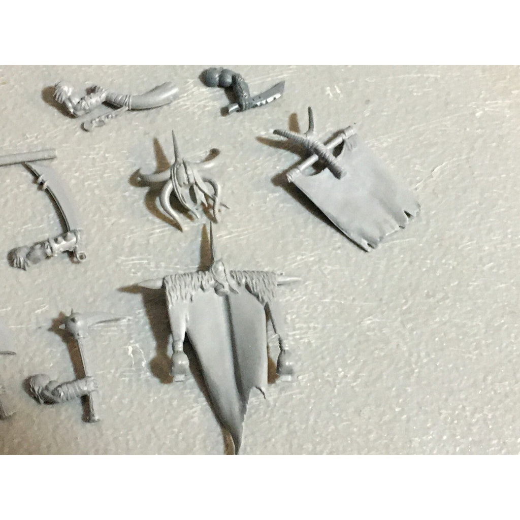 A23127 WARHAMMER FANTASY CHAOS BEASTMEN BITS LOT GORS BANNERS ARMS GW