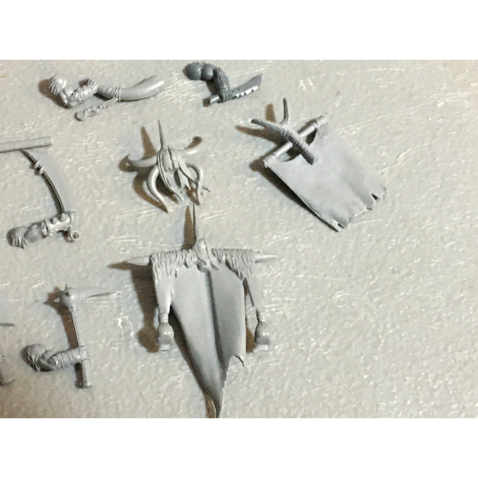 A23127 WARHAMMER FANTASY CHAOS BEASTMEN BITS LOT GORS BANNERS ARMS GW