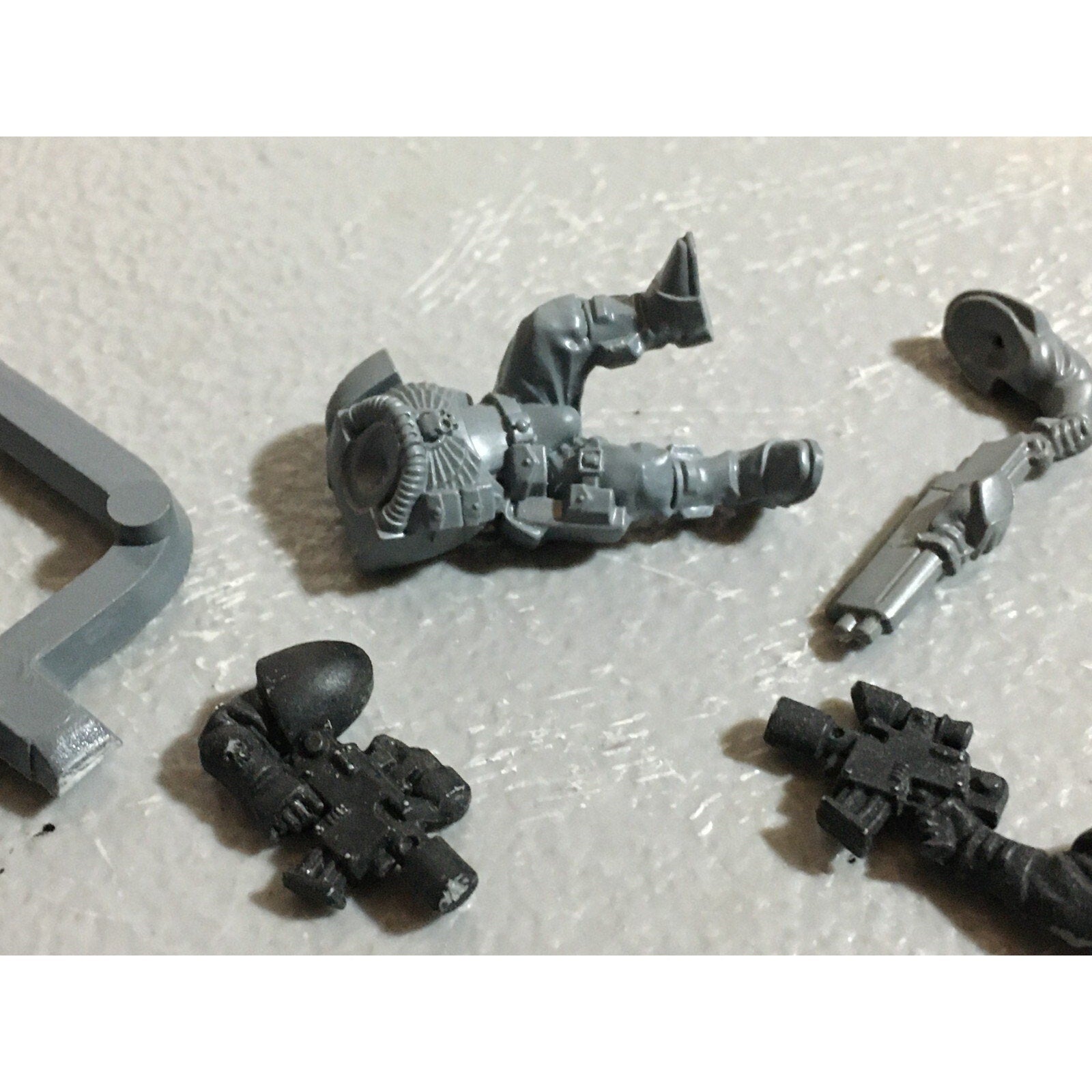 A21068 WARHAMMER 40K SPACE MARINES BITS LOT SCOUTS SHOTGUNS PISTOLS HEADS