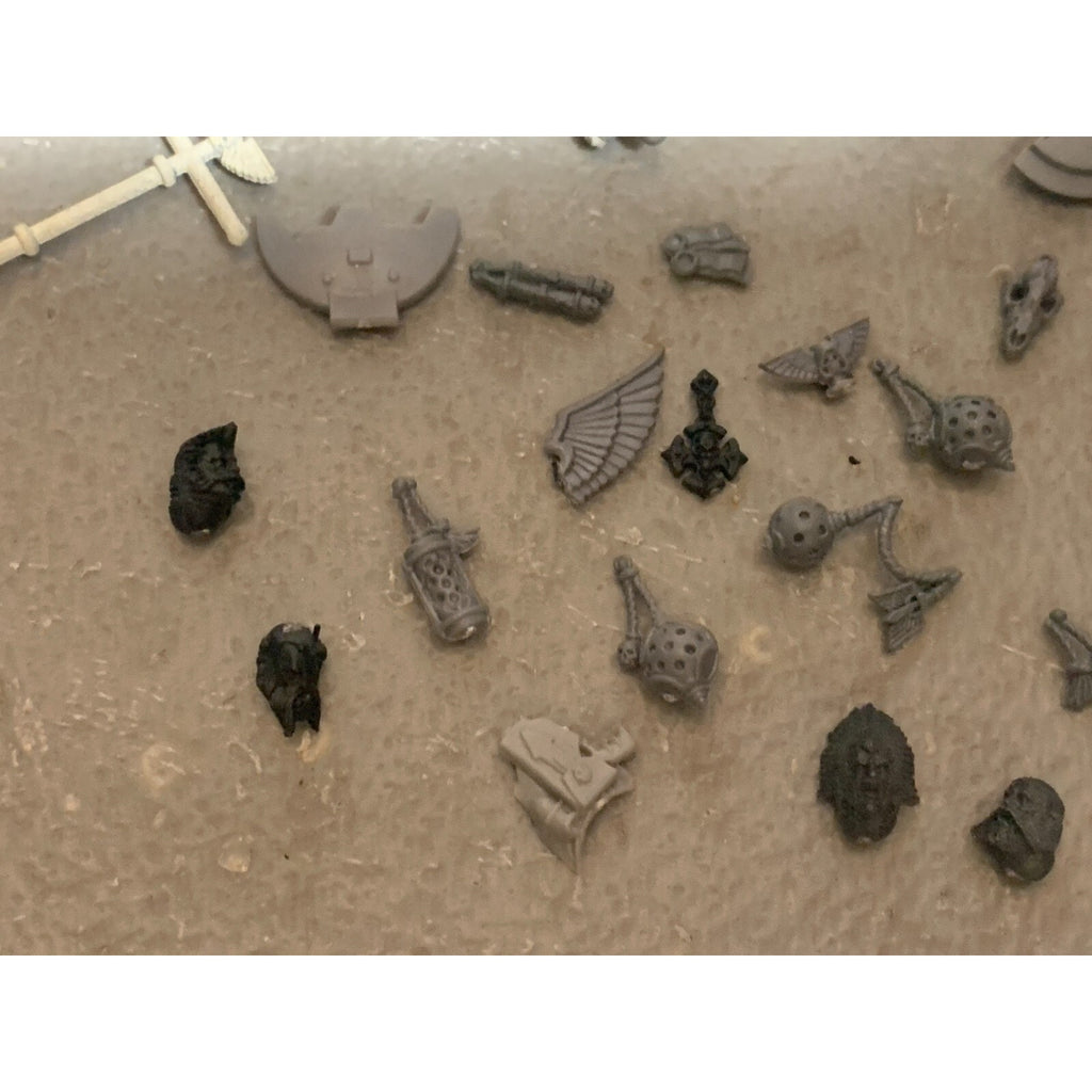 A23310 WARHAMMER 40K SPACE MARINES BITS LOT SOME SPACE WOLVES HEADS ARMS GUNS