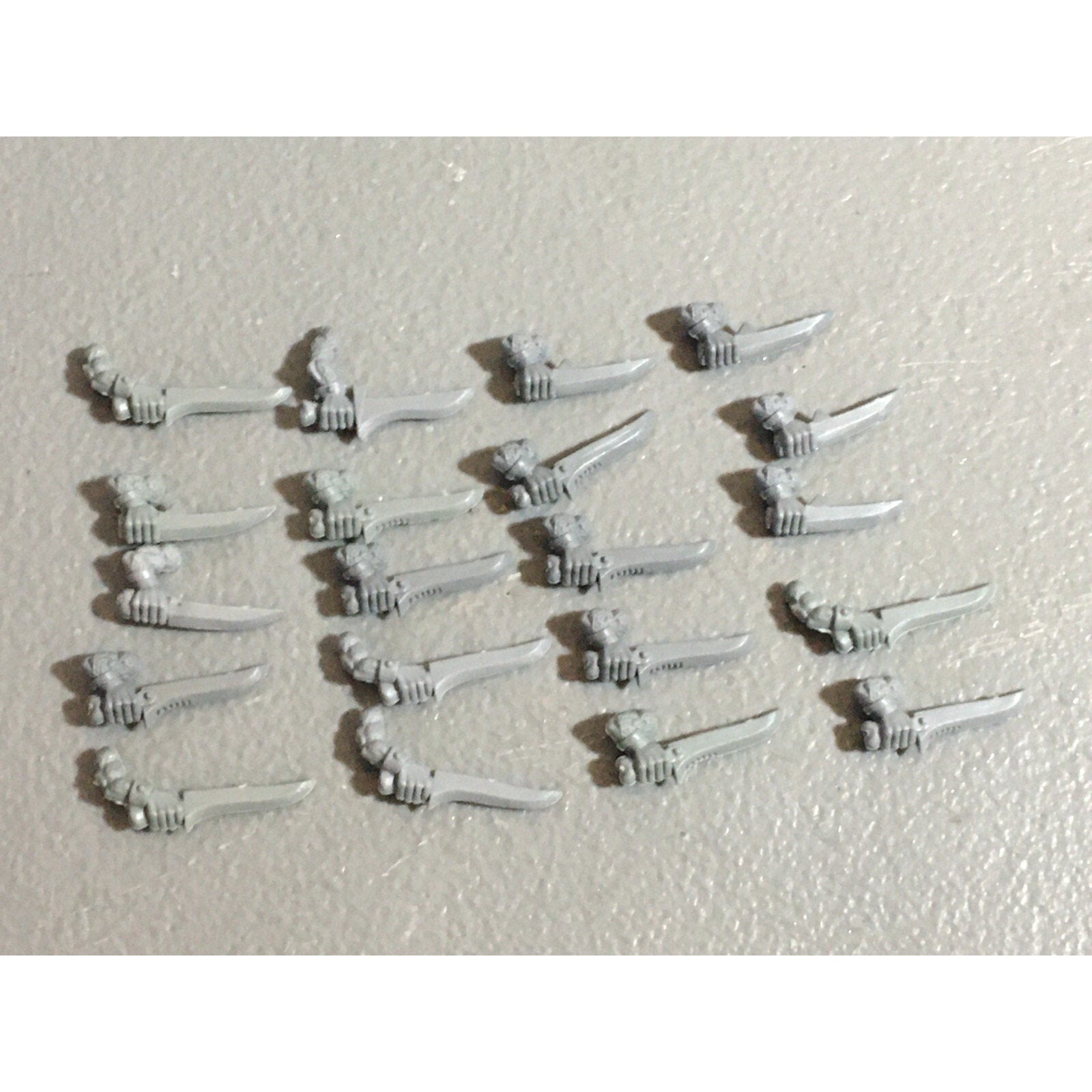 A22298 WARHAMMER FANTASY SKAVEN BITS LOT SWORD ARMS GAMES WORKSHOP GW