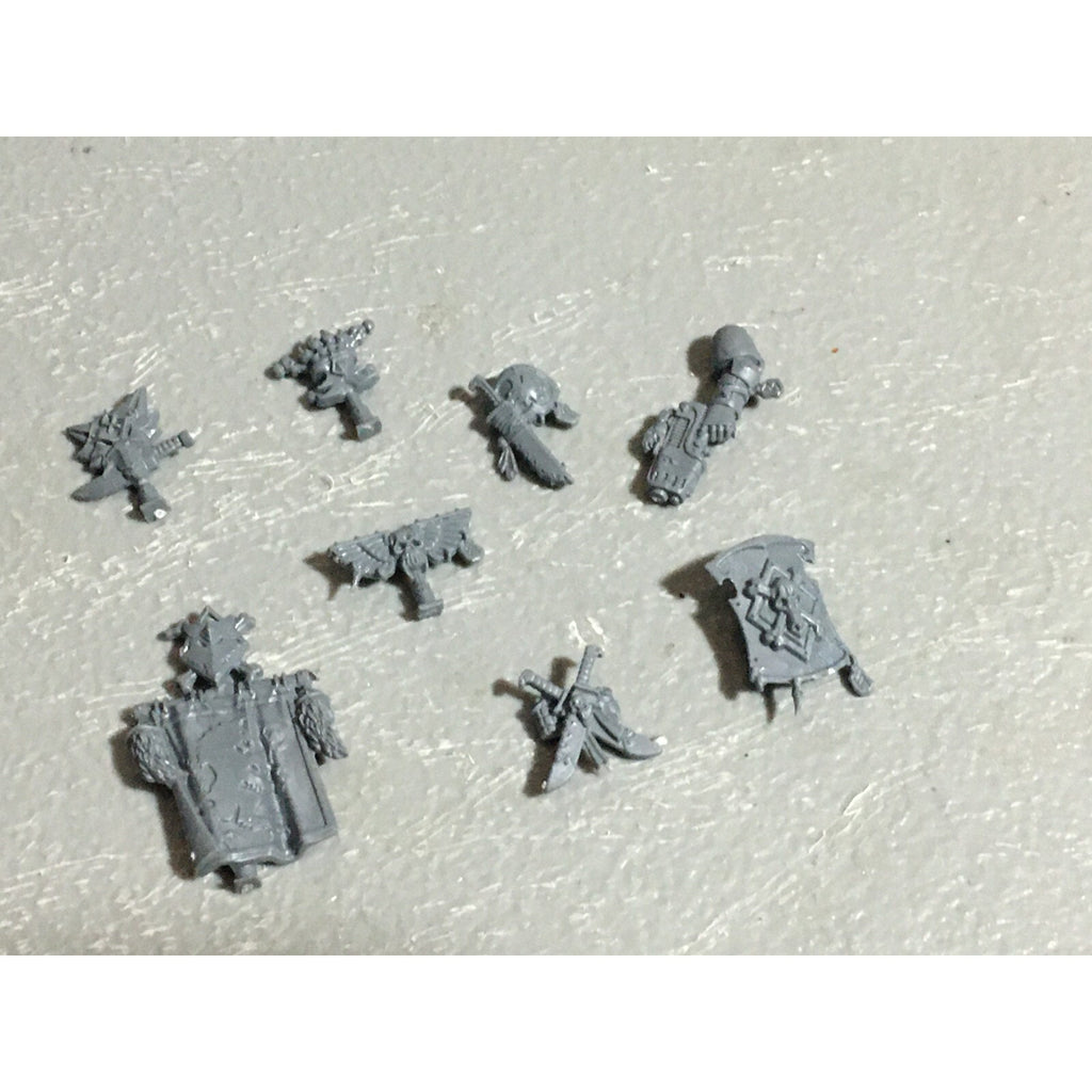 A22556 WARHAMMER 40K SPACE MARINES WOLVES BITS LOT BANNER ACCESSORY SHIELD GW