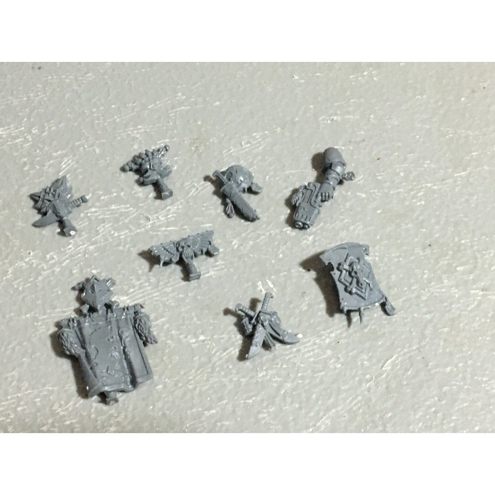 A22556 WARHAMMER 40K SPACE MARINES WOLVES BITS LOT BANNER ACCESSORY SHIELD GW